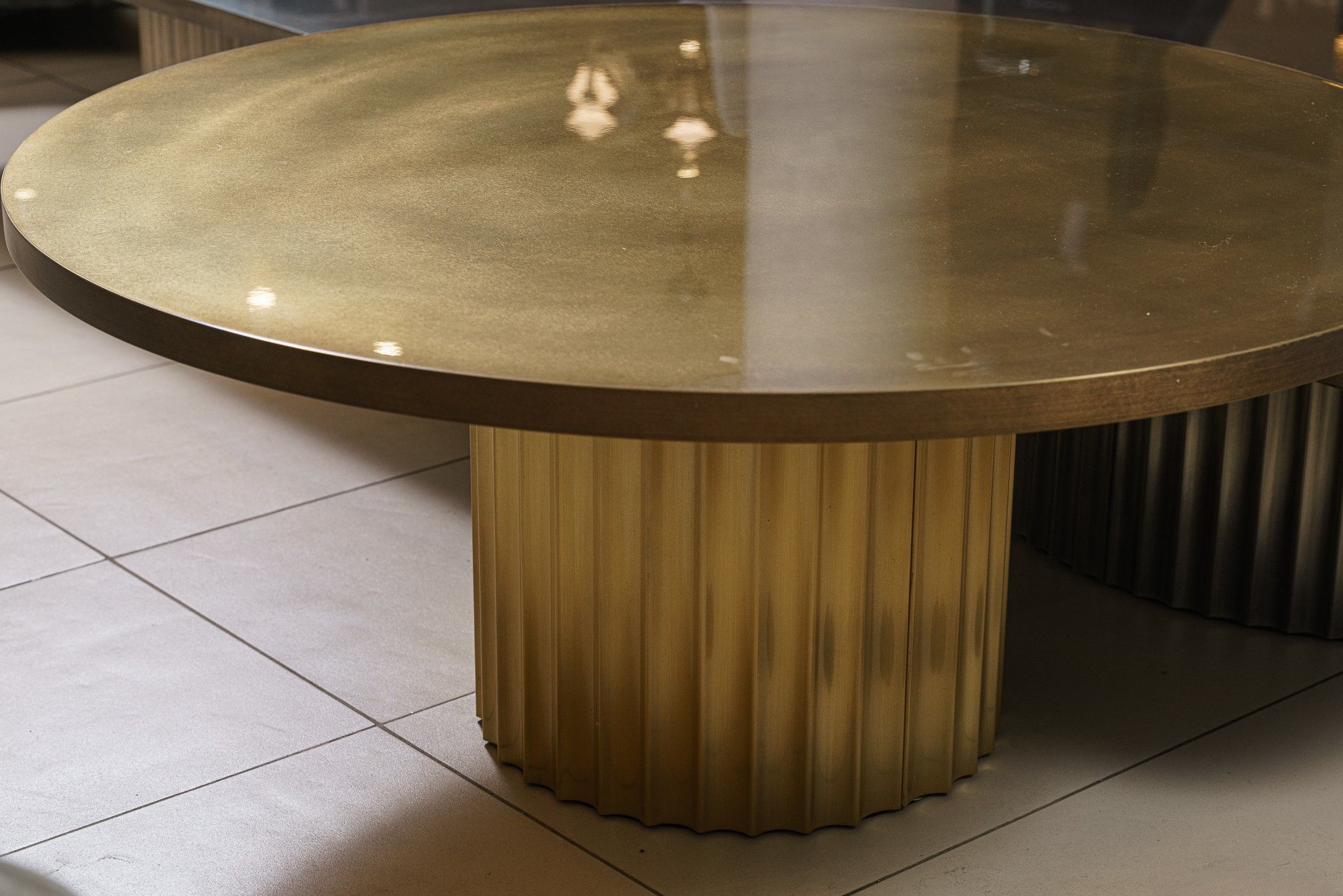 Журнальный столик Allure Antiqued polished brass 75 — Baxter, фото 3