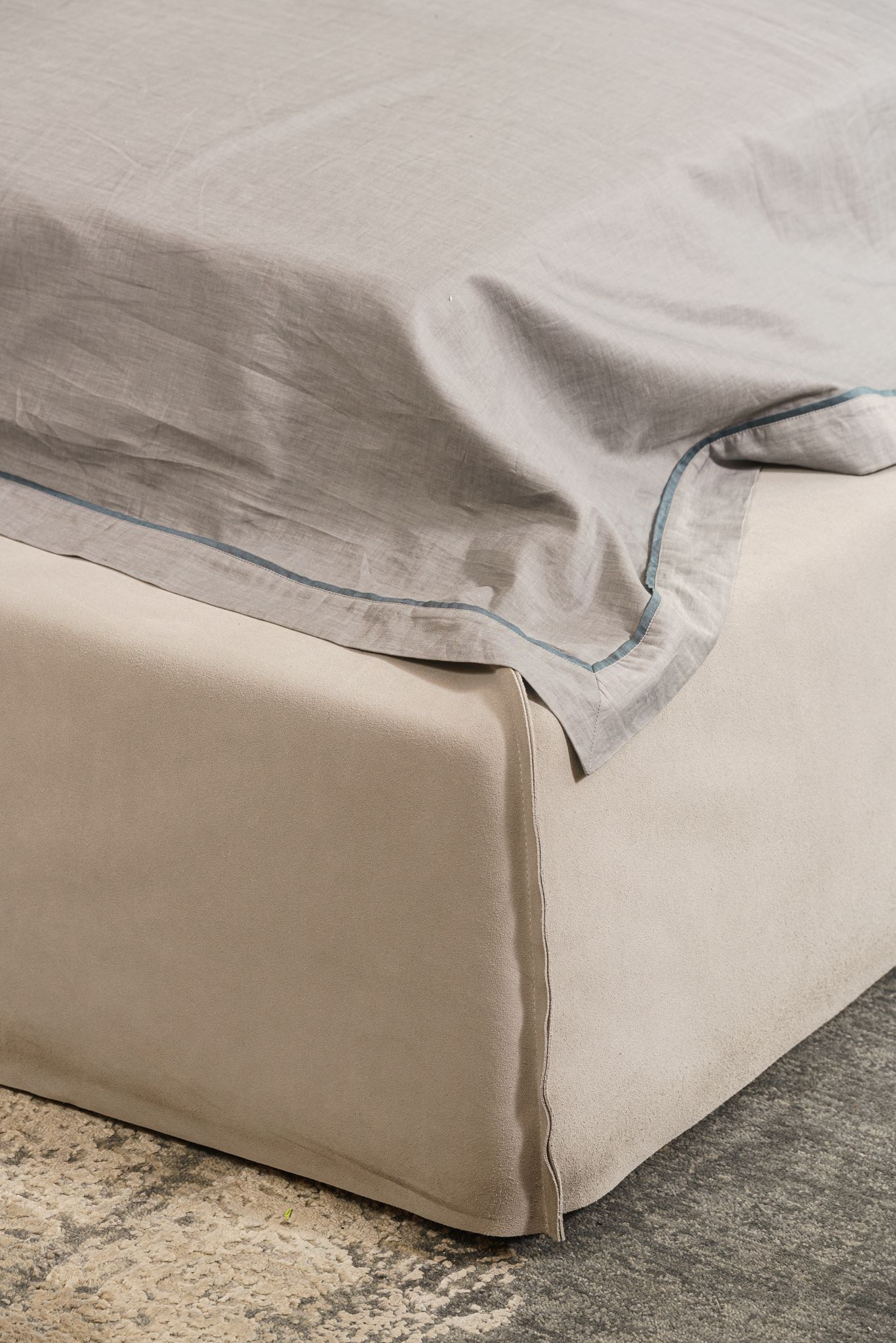 Кровать Paris Slim Reverse Fog — Baxter, нубук, фото 3
