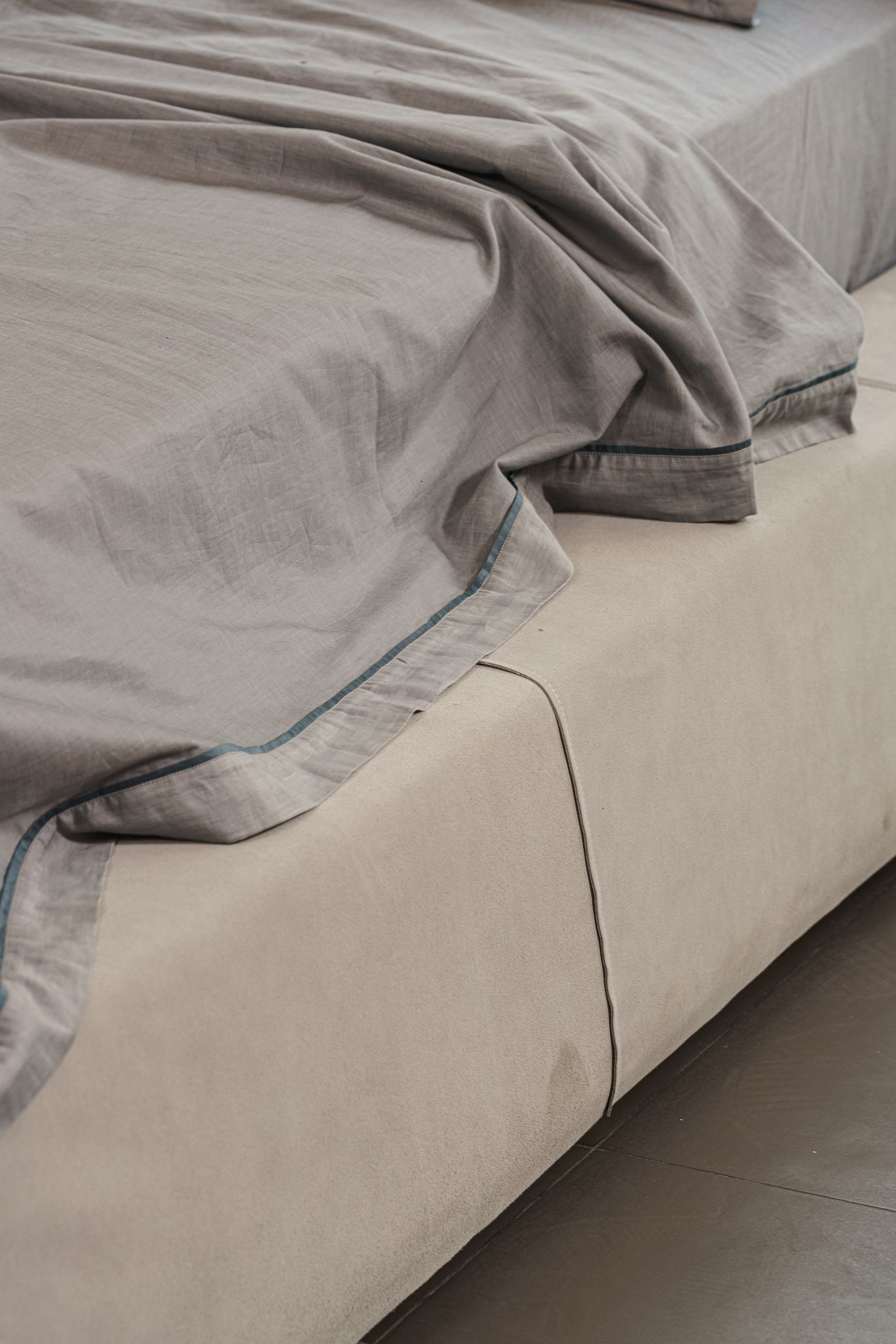 Кровать Paris Slim Reverse Fog — Baxter, нубук, фото 4