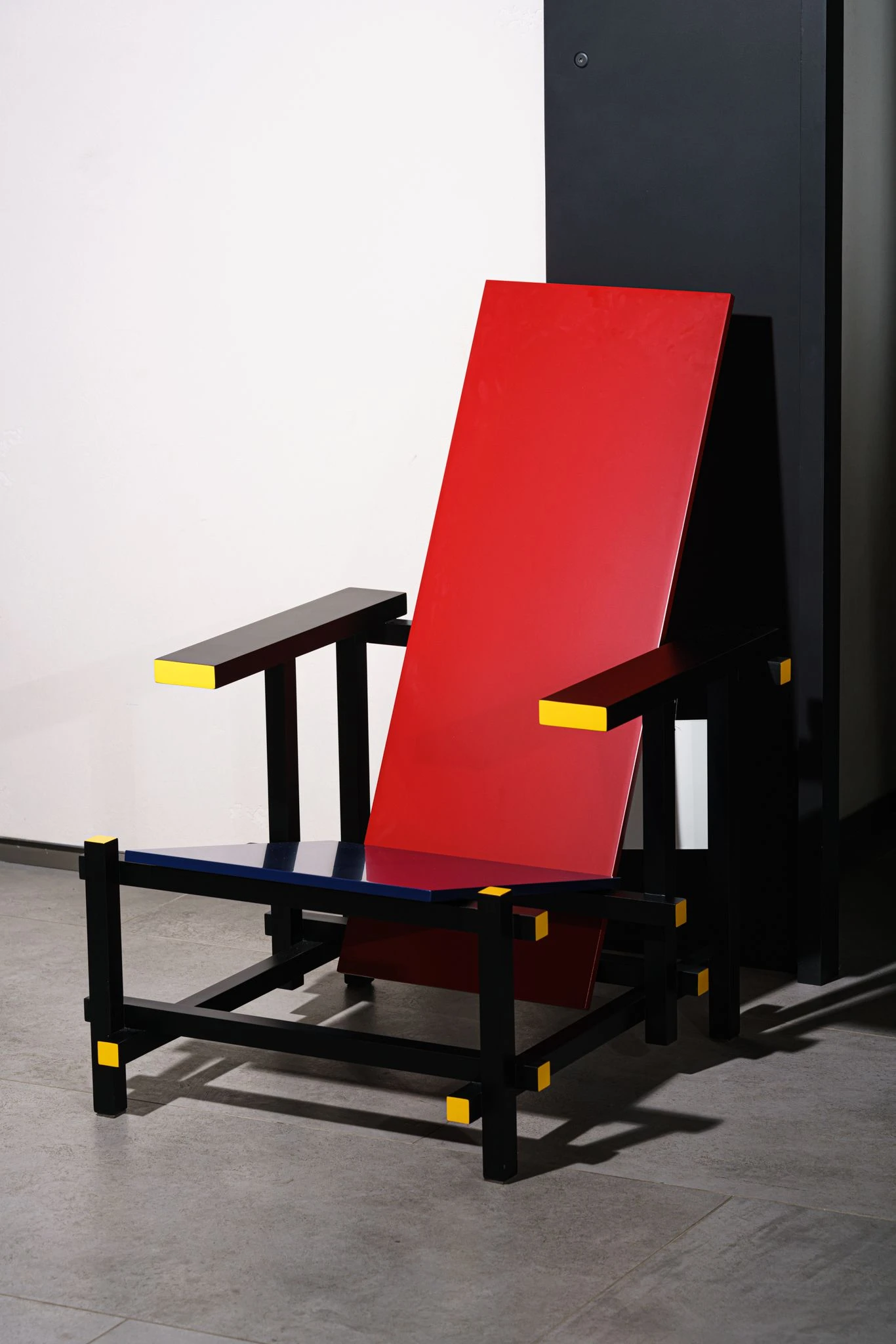 Каркас и наполнение: массив дерева. Современный дизайн Кресло 635 Red and Blue — Cassina, массив дерева, фото 2