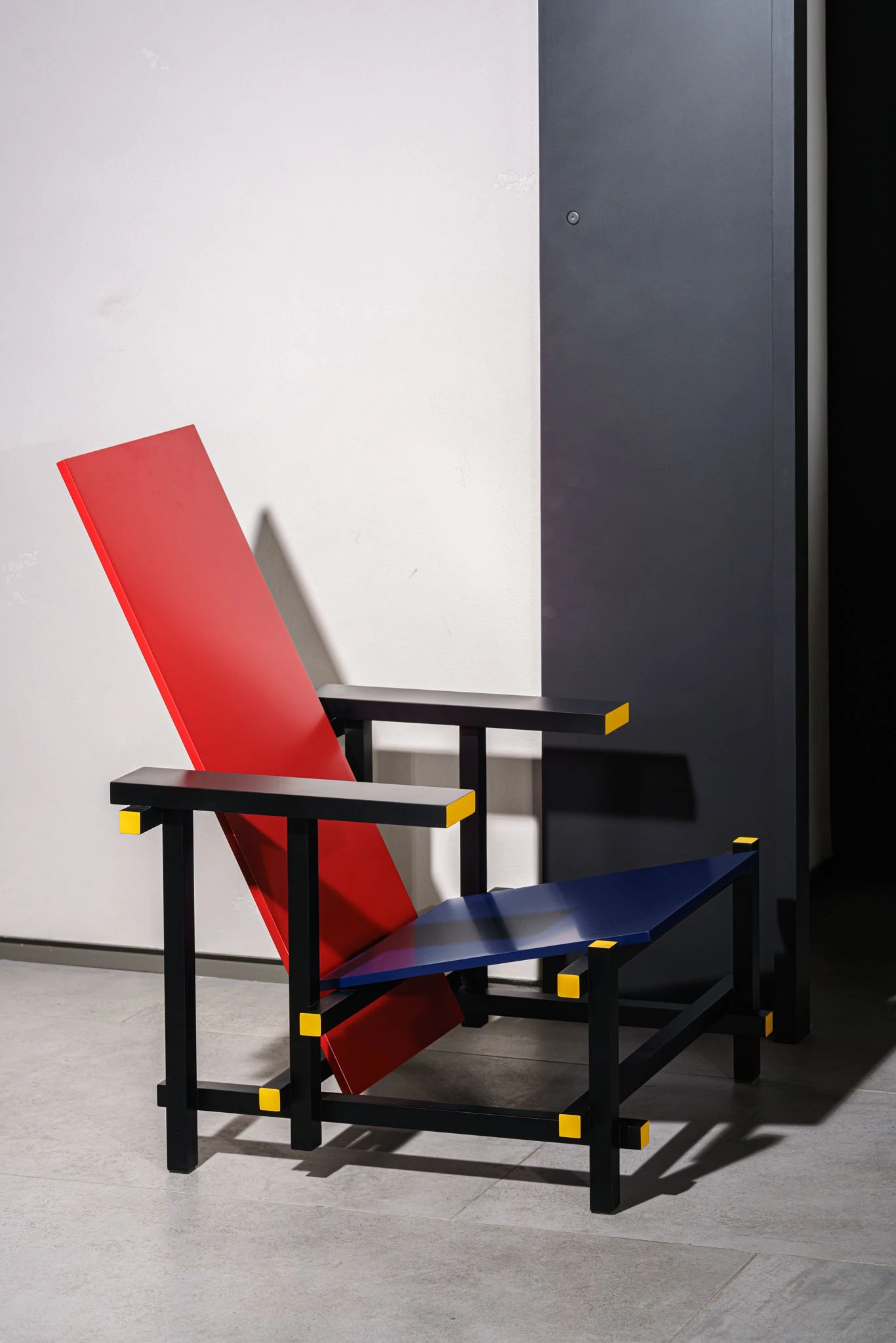 Каркас и наполнение: массив дерева. Современный дизайн Кресло 635 Red and Blue — Cassina, массив дерева, фото 3