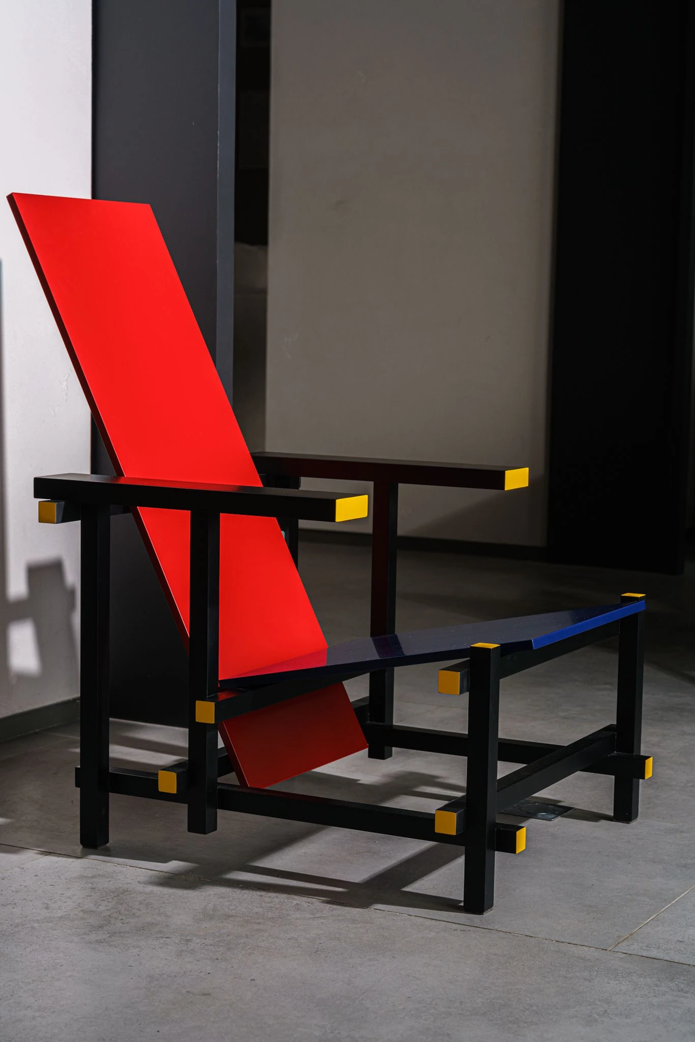 Каркас и наполнение: массив дерева. Современный дизайн Кресло 635 Red and Blue — Cassina, массив дерева, фото 4
