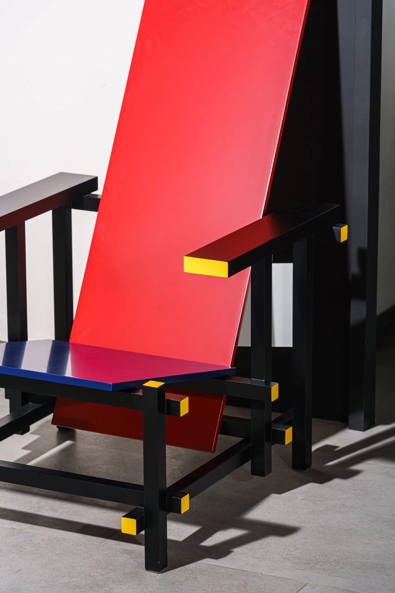 Каркас и наполнение: массив дерева. Современный дизайн Кресло 635 Red and Blue — Cassina, массив дерева, фото 5