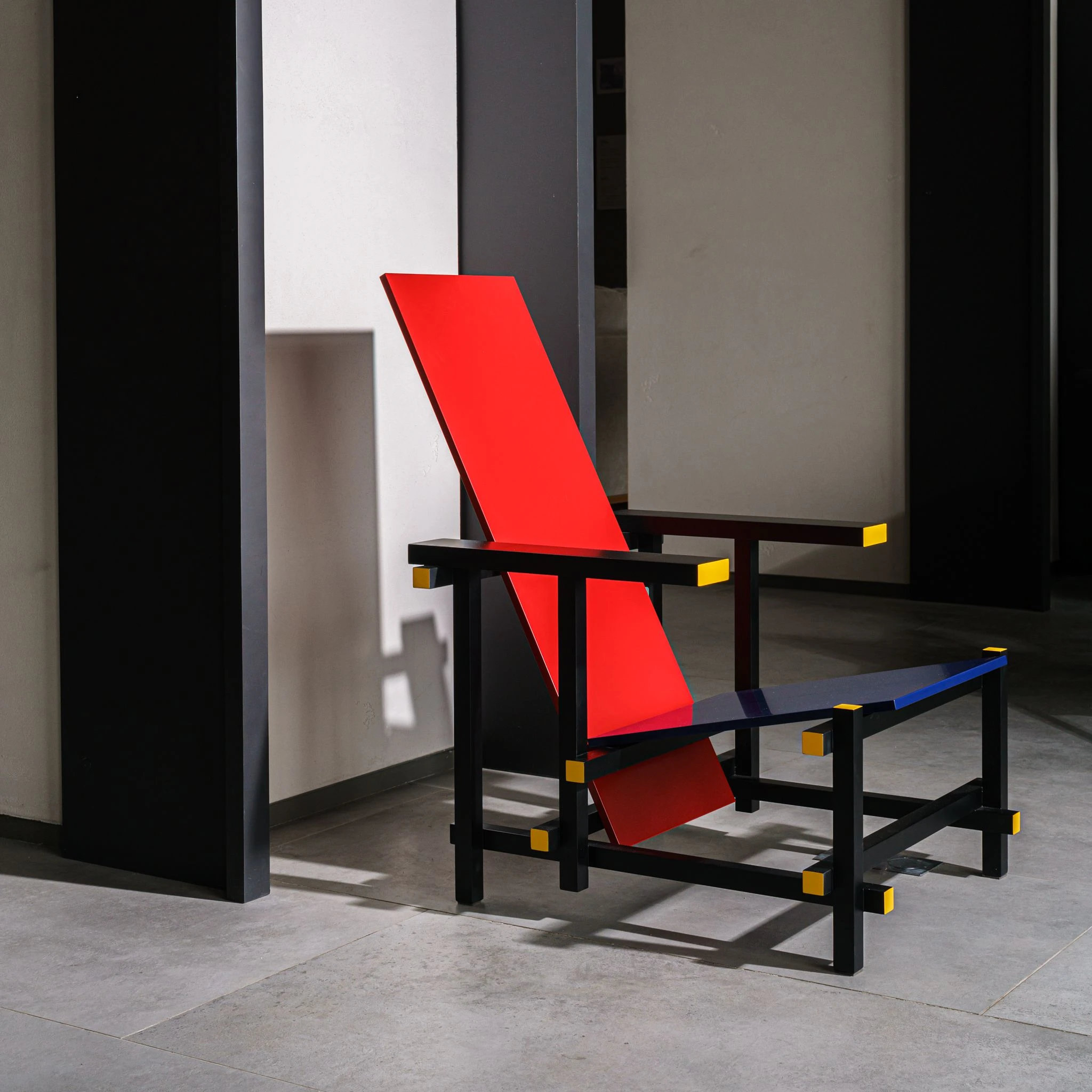 Кресло 635 Red and Blue — Cassina, массив дерева