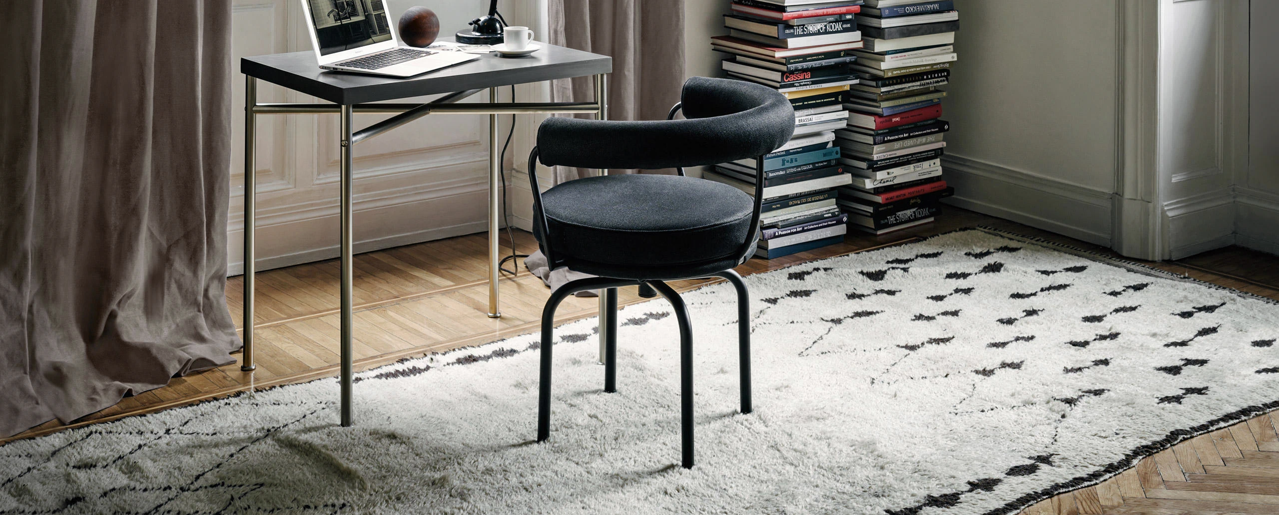 Каркас и наполнение: металл. Современный дизайн Стул LC7 — Cassina, кожа, фото 2