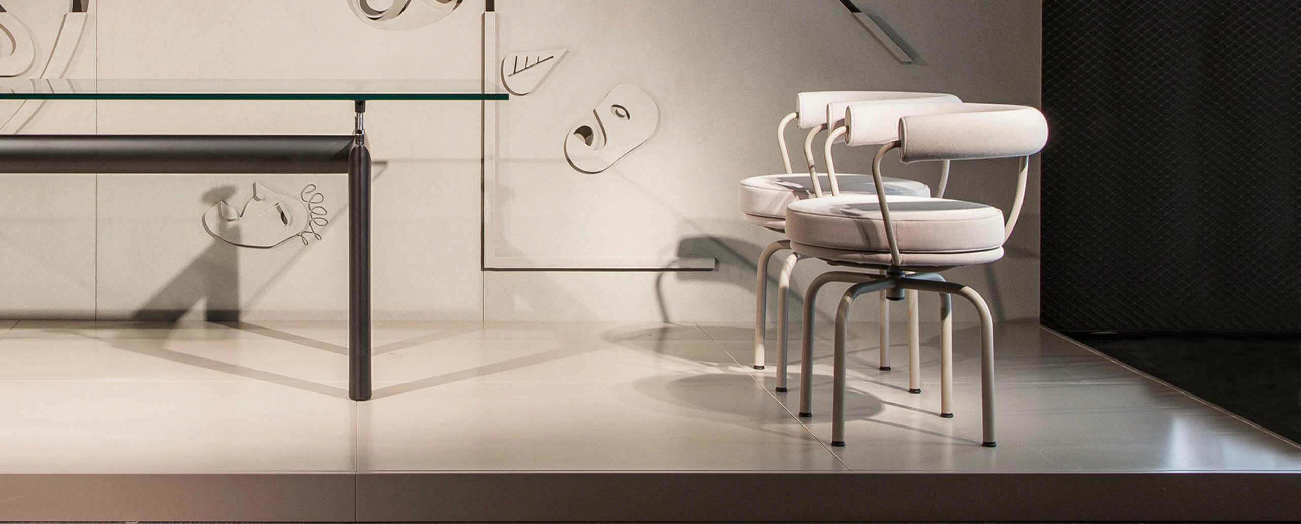 Каркас и наполнение: металл. Современный дизайн Стул LC7 — Cassina, кожа, фото 6