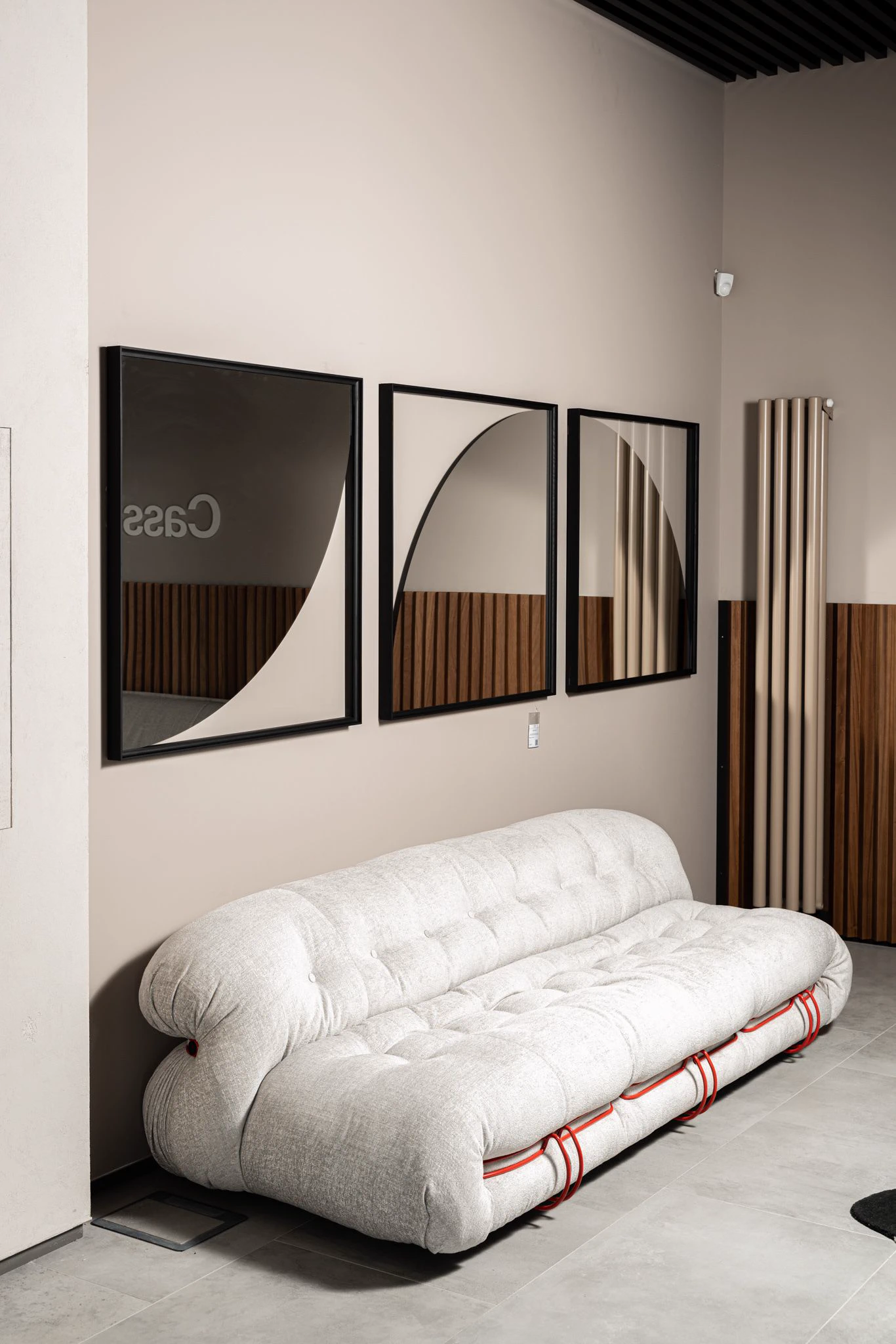 Каркас и наполнение: металл. Стиль ар-деко Диван Soriana 250 — Cassina, металл