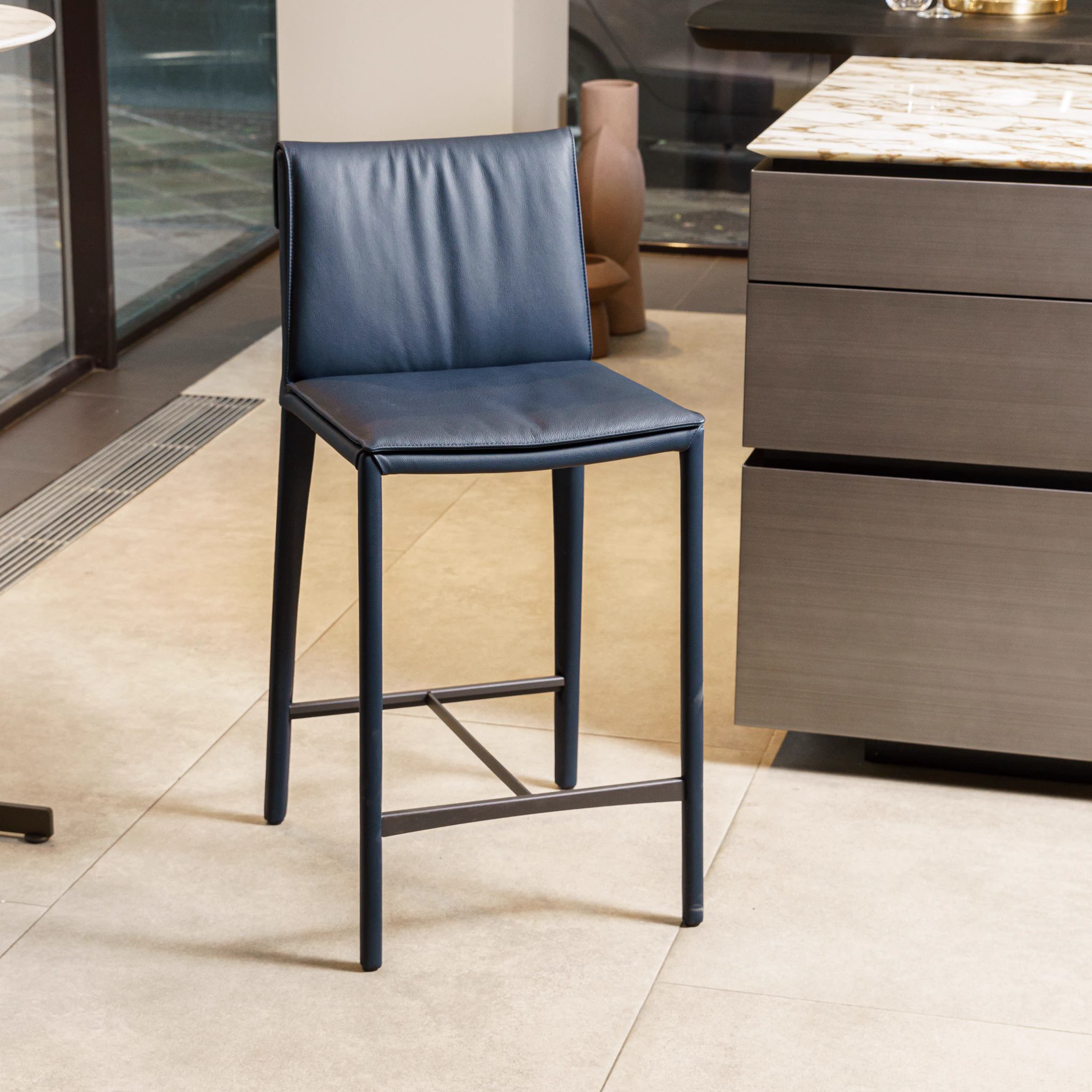 Каркас и наполнение: металл. Современный дизайн Барный стул Isabel B Pelle 940 Navy — Cattelan Italia, кожа