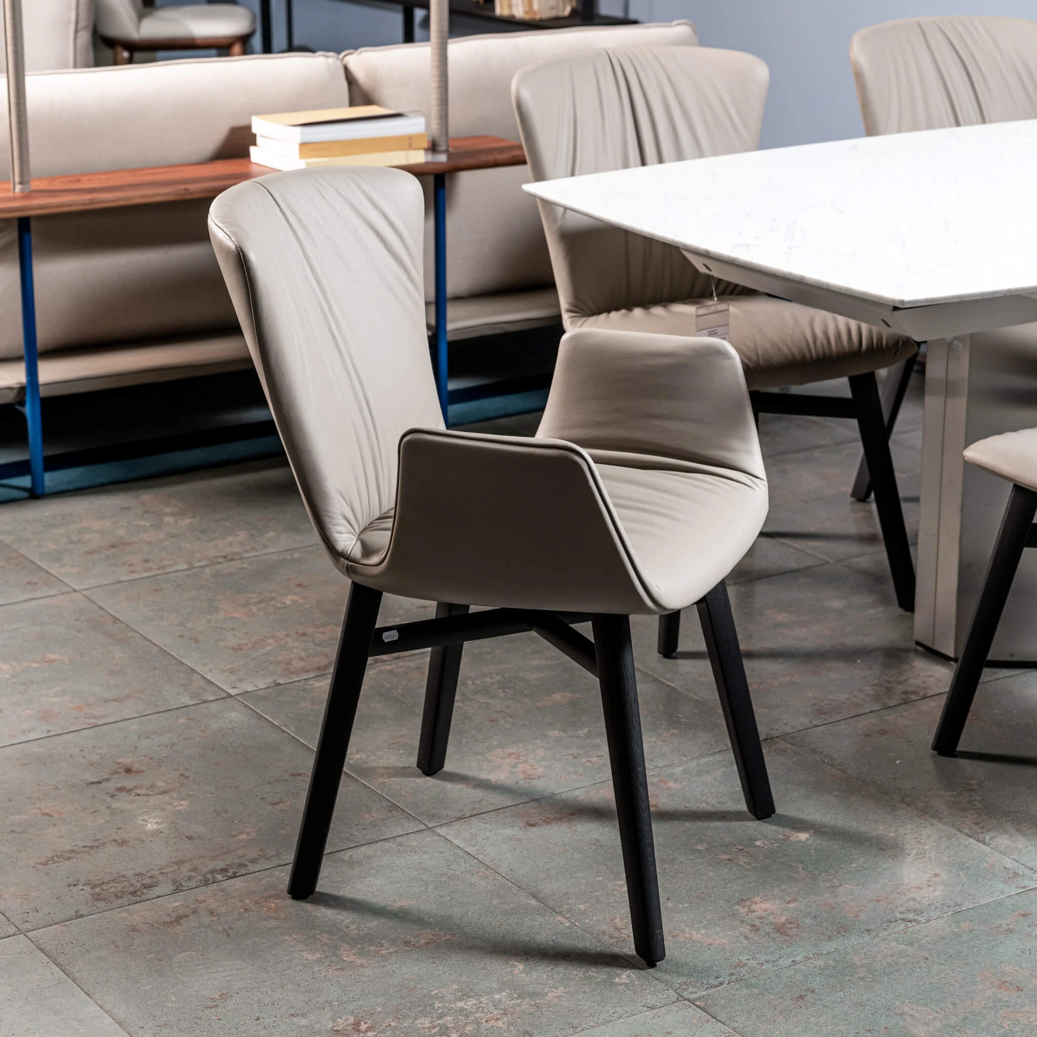Стул с подлокотниками Dexter 2056 leather II Elmosoft 13072 — Draenert, кожа