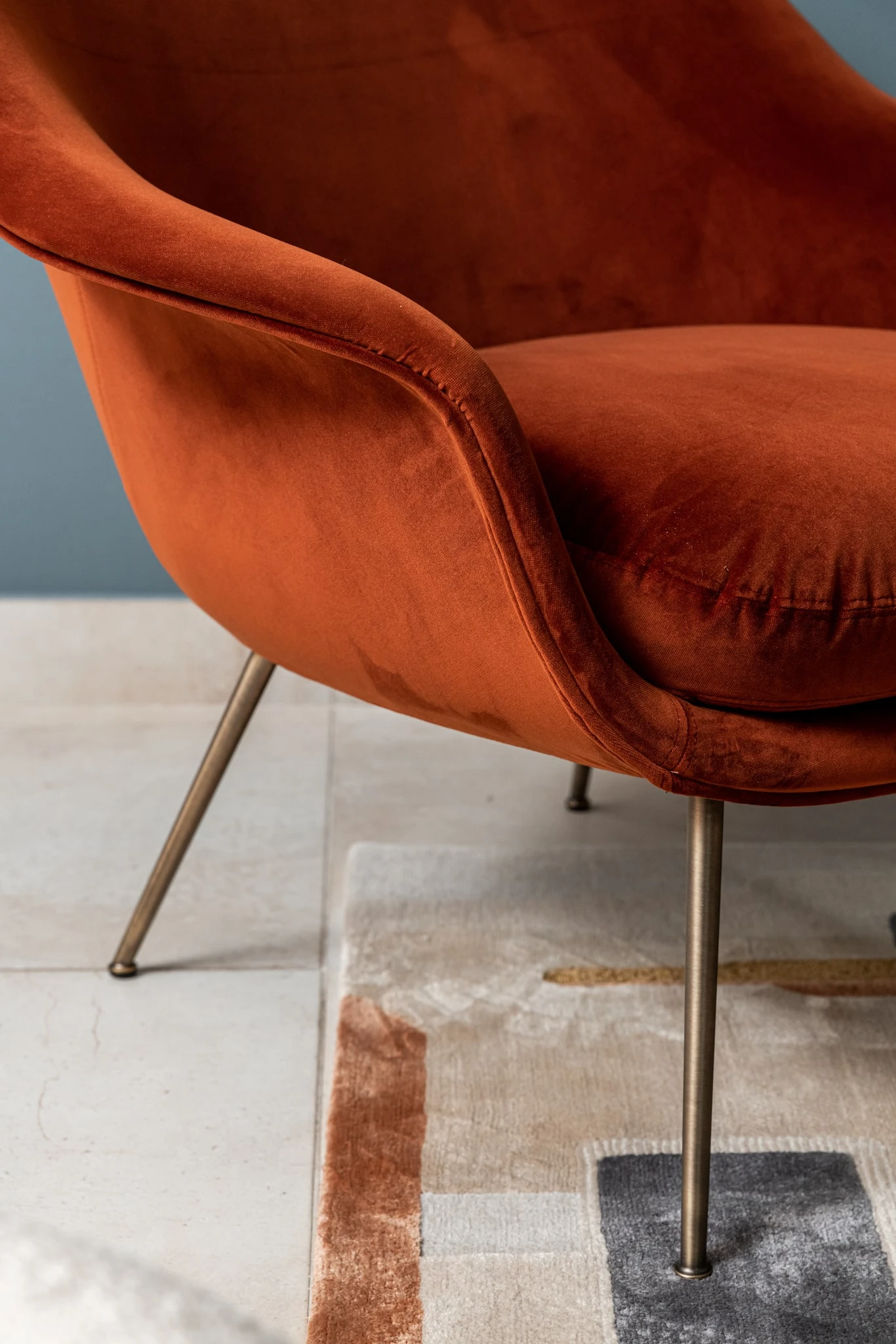 Кресло Bat Rusty Red, Antique Brass — Gubi, ткань, фото 3