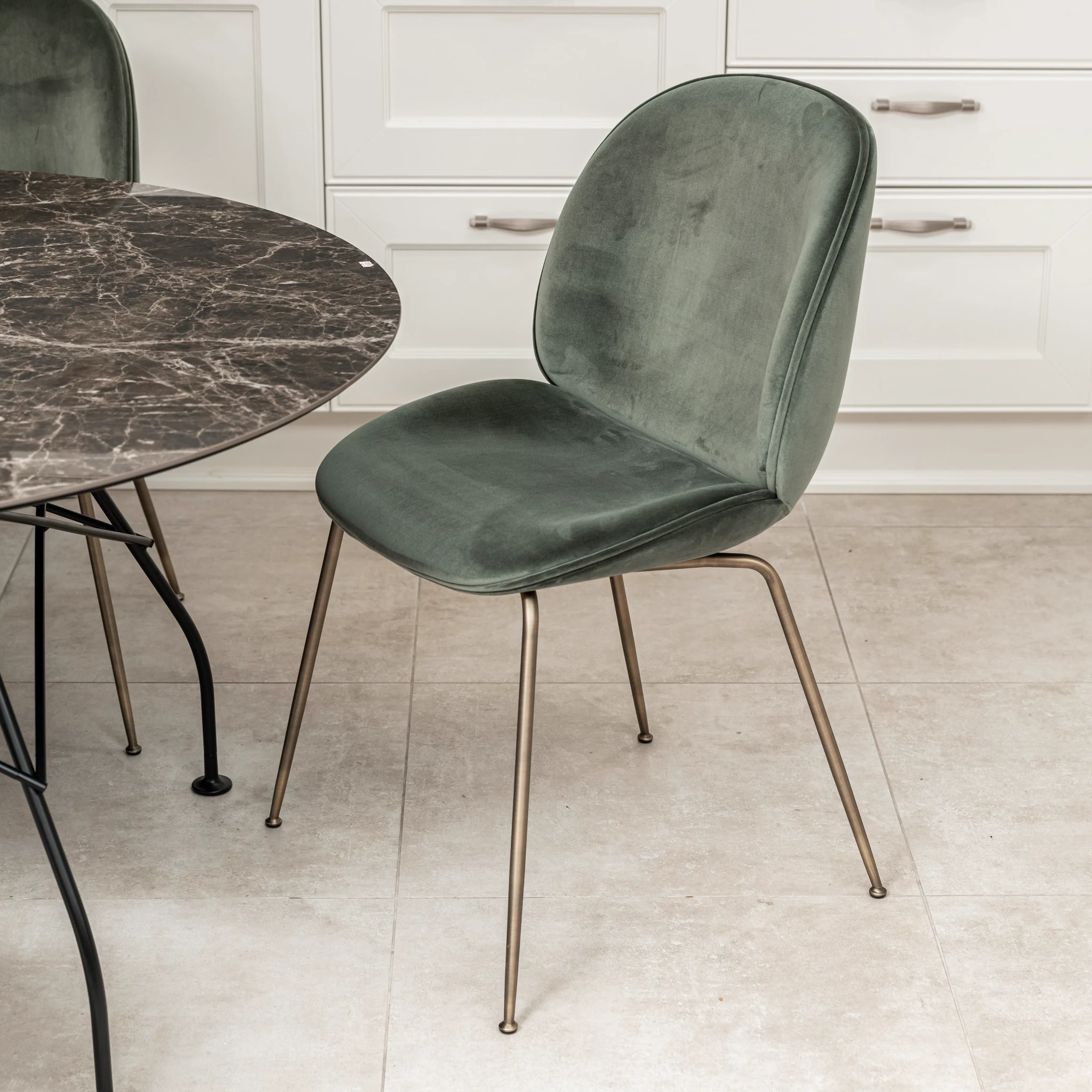 Каркас и наполнение: дерево, металл, ППУ. Современный дизайн Стул Beetle Smoky Green, Antique brass — Gubi, ткань, фото 2