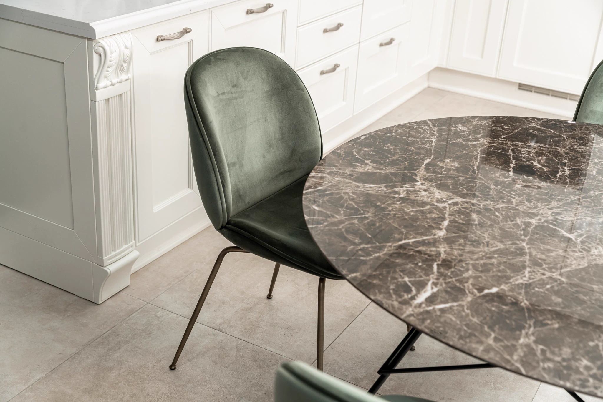 Каркас и наполнение: дерево, металл, ППУ. Современный дизайн Стул Beetle Smoky Green, Antique brass — Gubi, ткань, фото 5