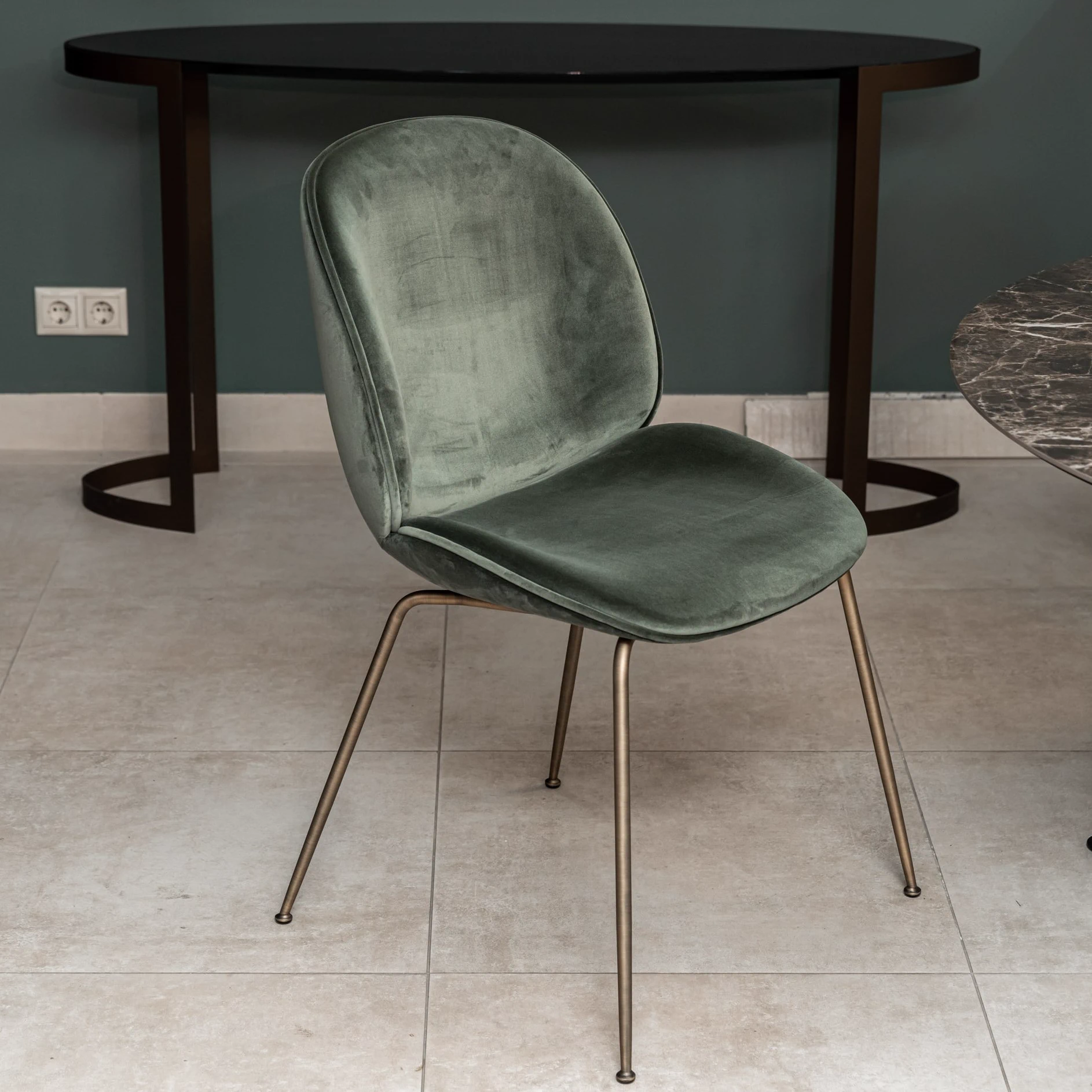 Каркас и наполнение: дерево, металл, ППУ. Современный дизайн Стул Beetle Smoky Green, Antique brass — Gubi, ткань