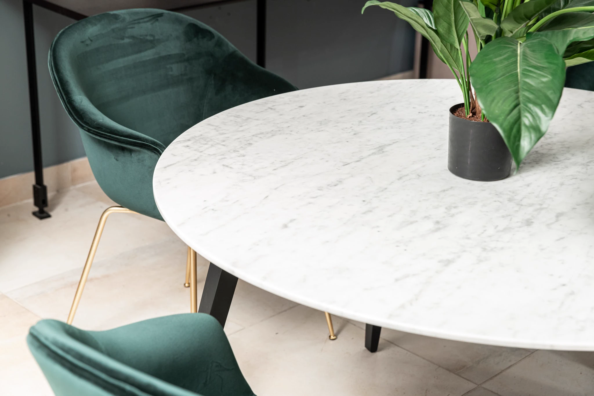 Стол GUBI Black Ash, Carrara — Gubi, мрамор, фото 3