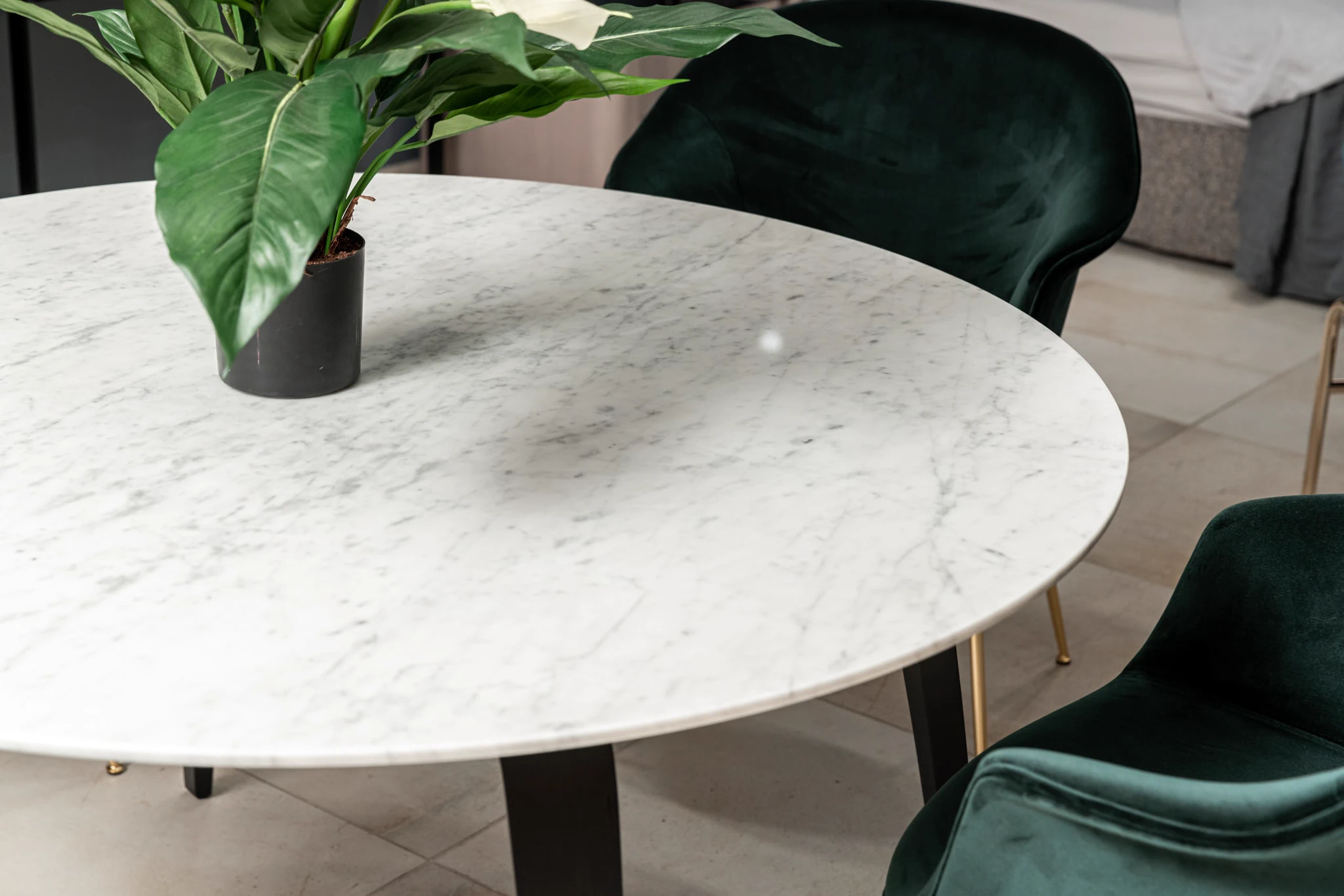 Стол GUBI Black Ash, Carrara — Gubi, мрамор, фото 6