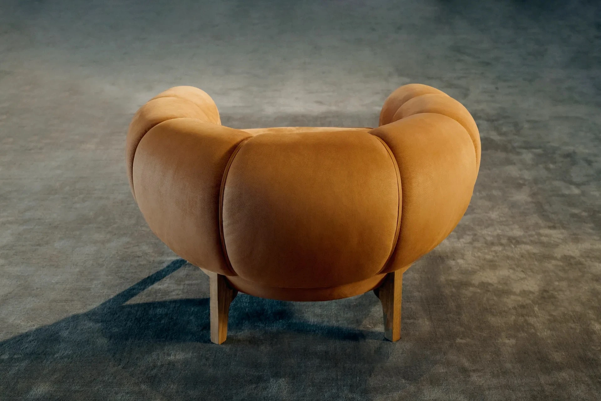 Кресло Croissant Lounge Chair — Gubi, кожа, фото 4