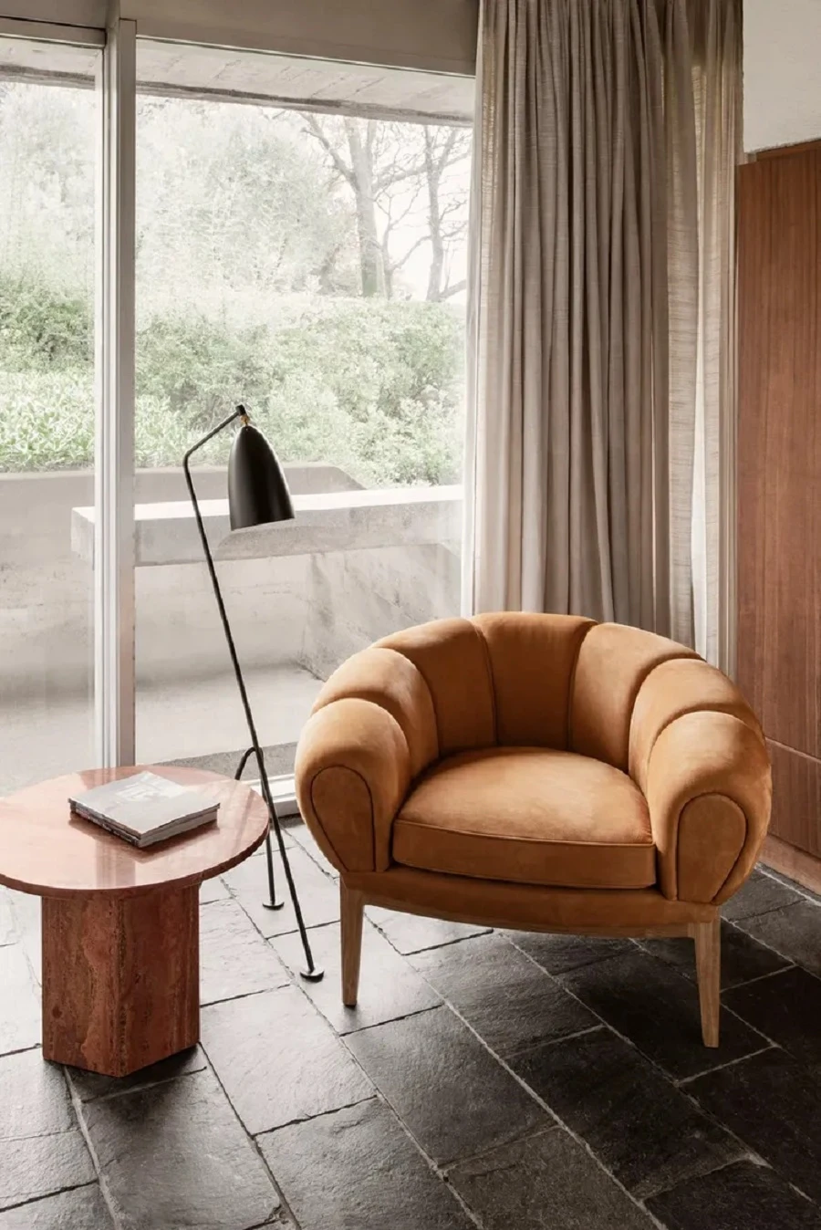Кресло Croissant Lounge Chair — Gubi, кожа, фото 5