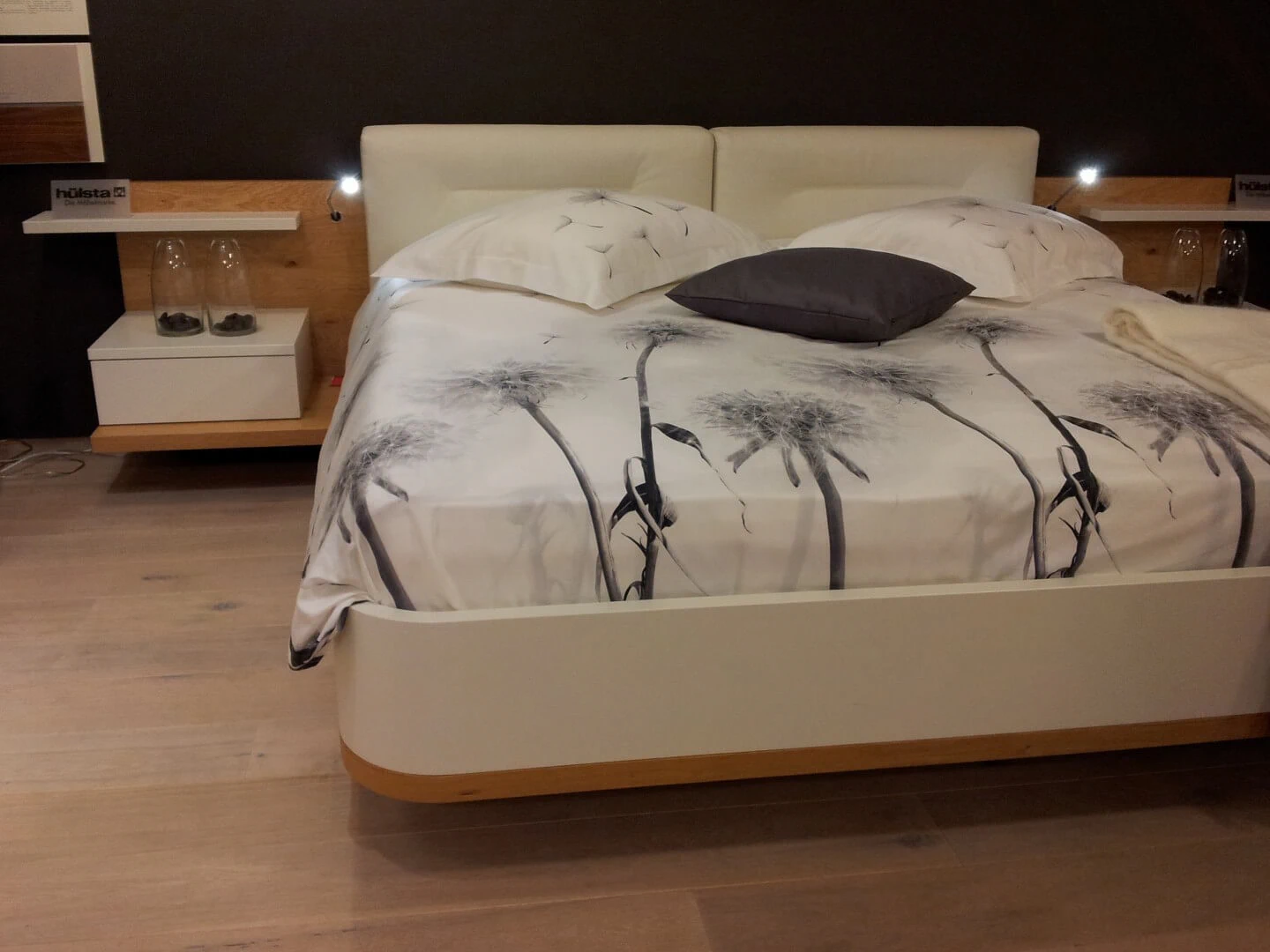 Кровать с низким изголовьем Mioletto — Hulsta, массив дерева, фото 3