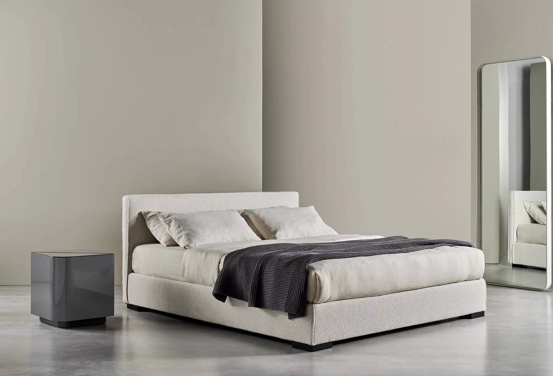 Кровать без решетки Stone 200*200 Brema 05 — Meridiani, кожа