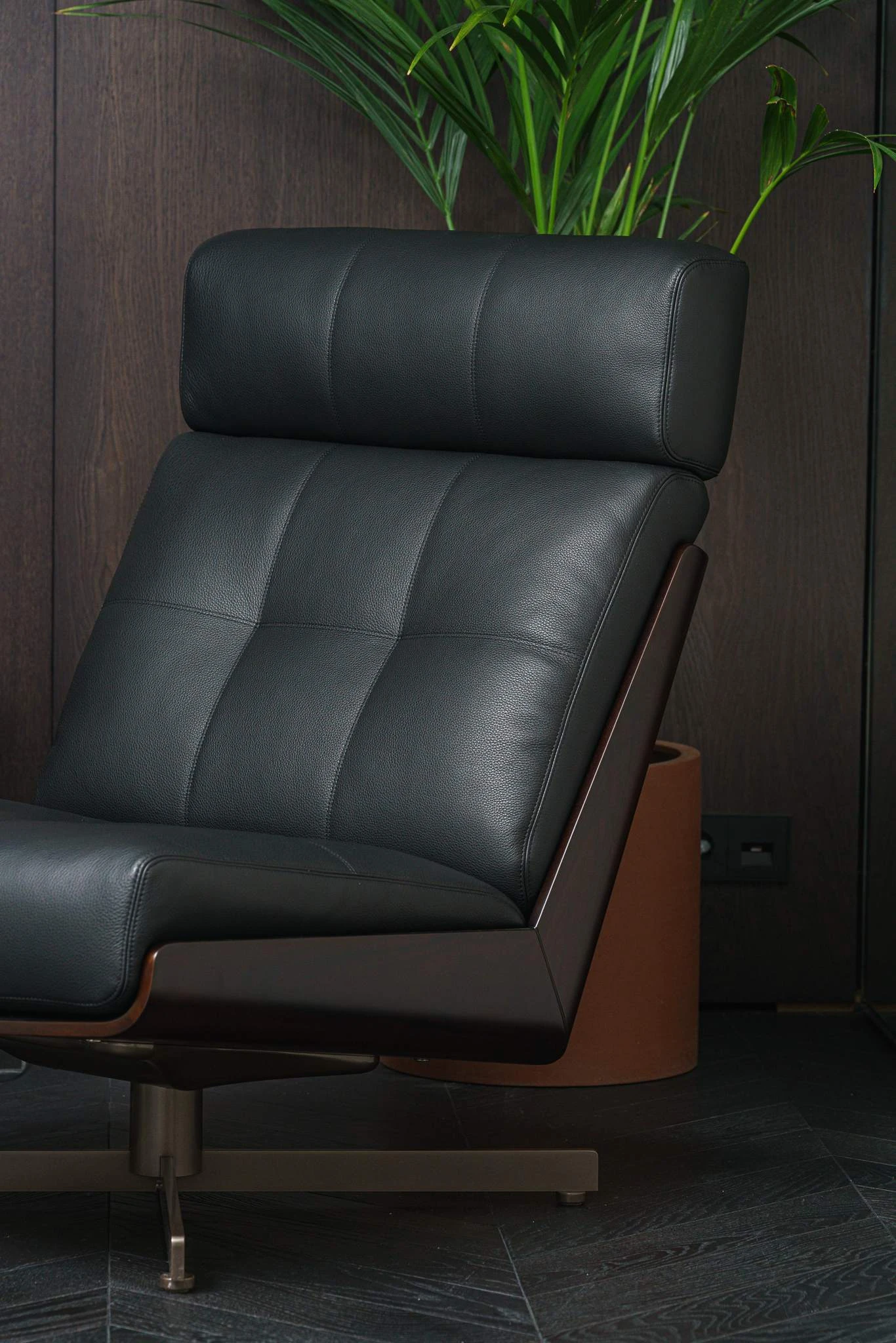 Кресло без подлокотников Daiki Leather Carbone Swivel — Minotti, кожа, фото 2