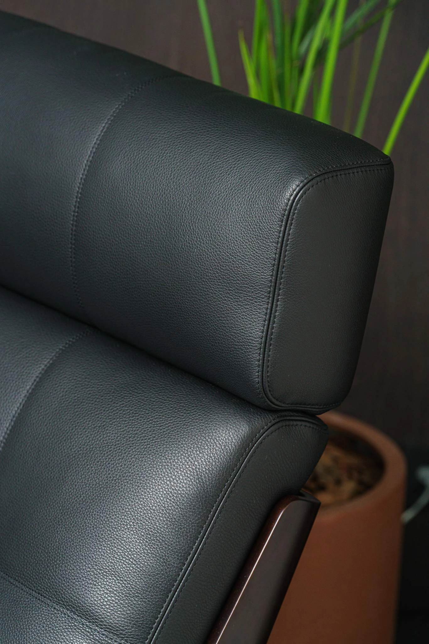 Кресло без подлокотников Daiki Leather Carbone Swivel — Minotti, кожа, фото 3