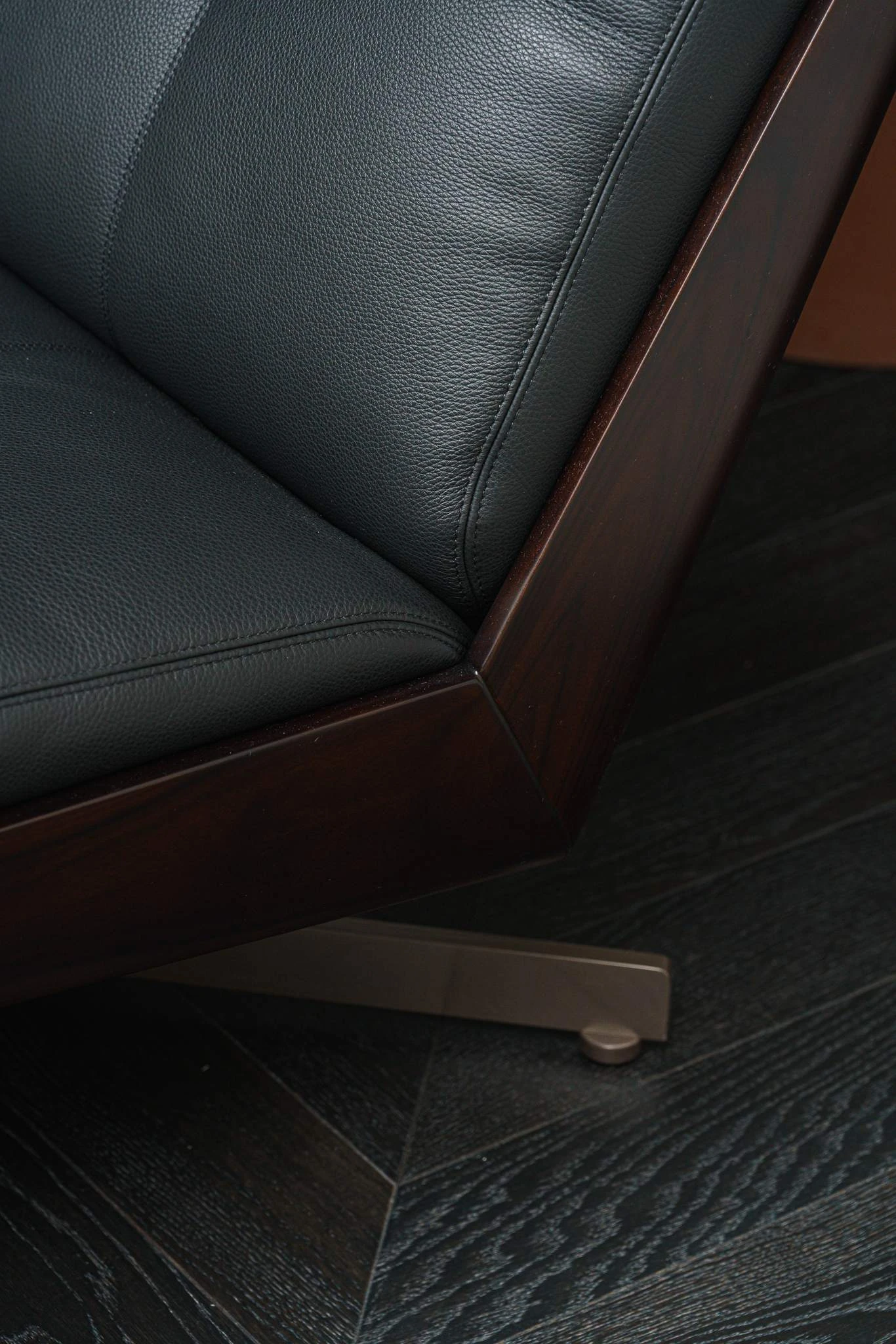 Кресло без подлокотников Daiki Leather Carbone Swivel — Minotti, кожа, фото 4