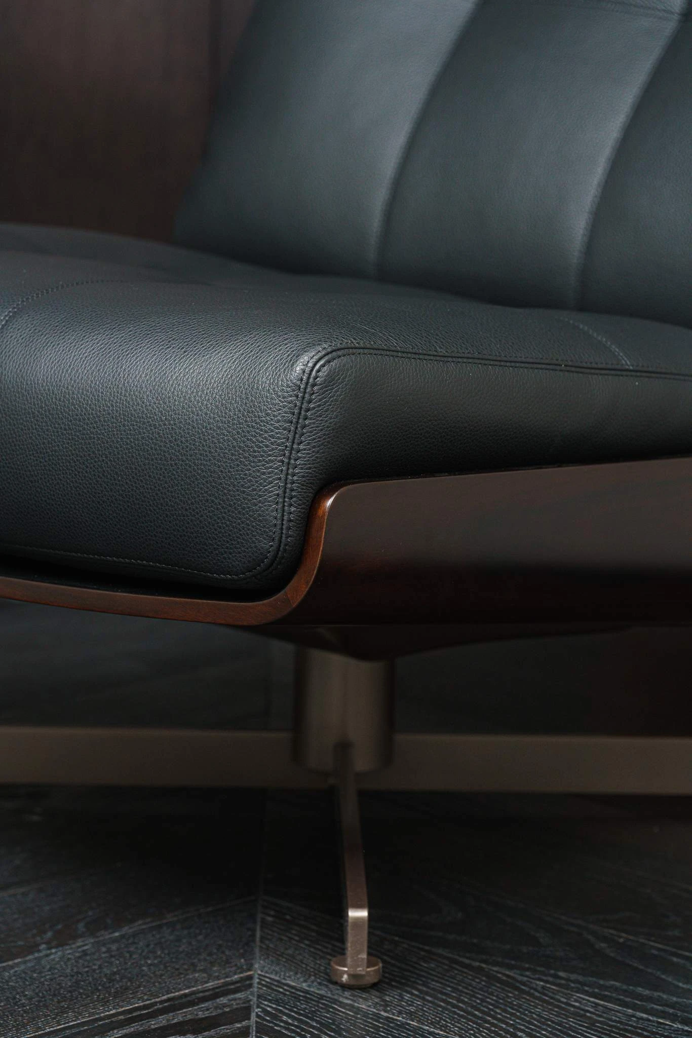 Кресло без подлокотников Daiki Leather Carbone Swivel — Minotti, кожа, фото 5