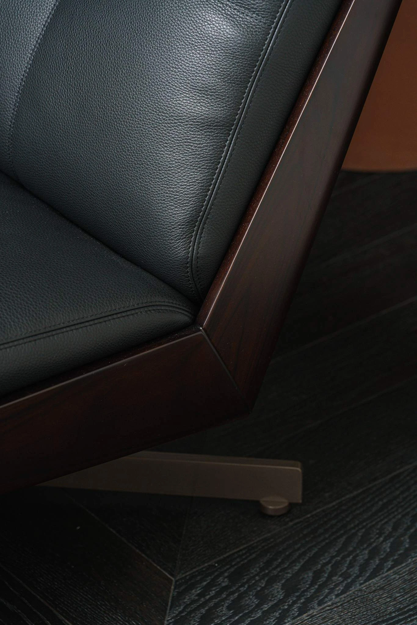 Кресло без подлокотников Daiki Leather Carbone Swivel — Minotti, кожа, фото 6