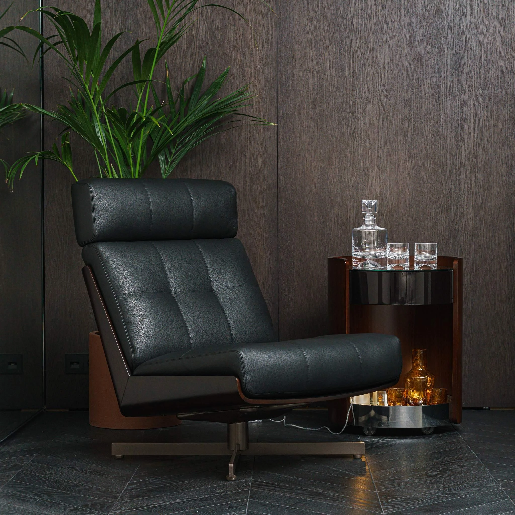 Кресло без подлокотников Daiki Leather Carbone Swivel — Minotti, кожа