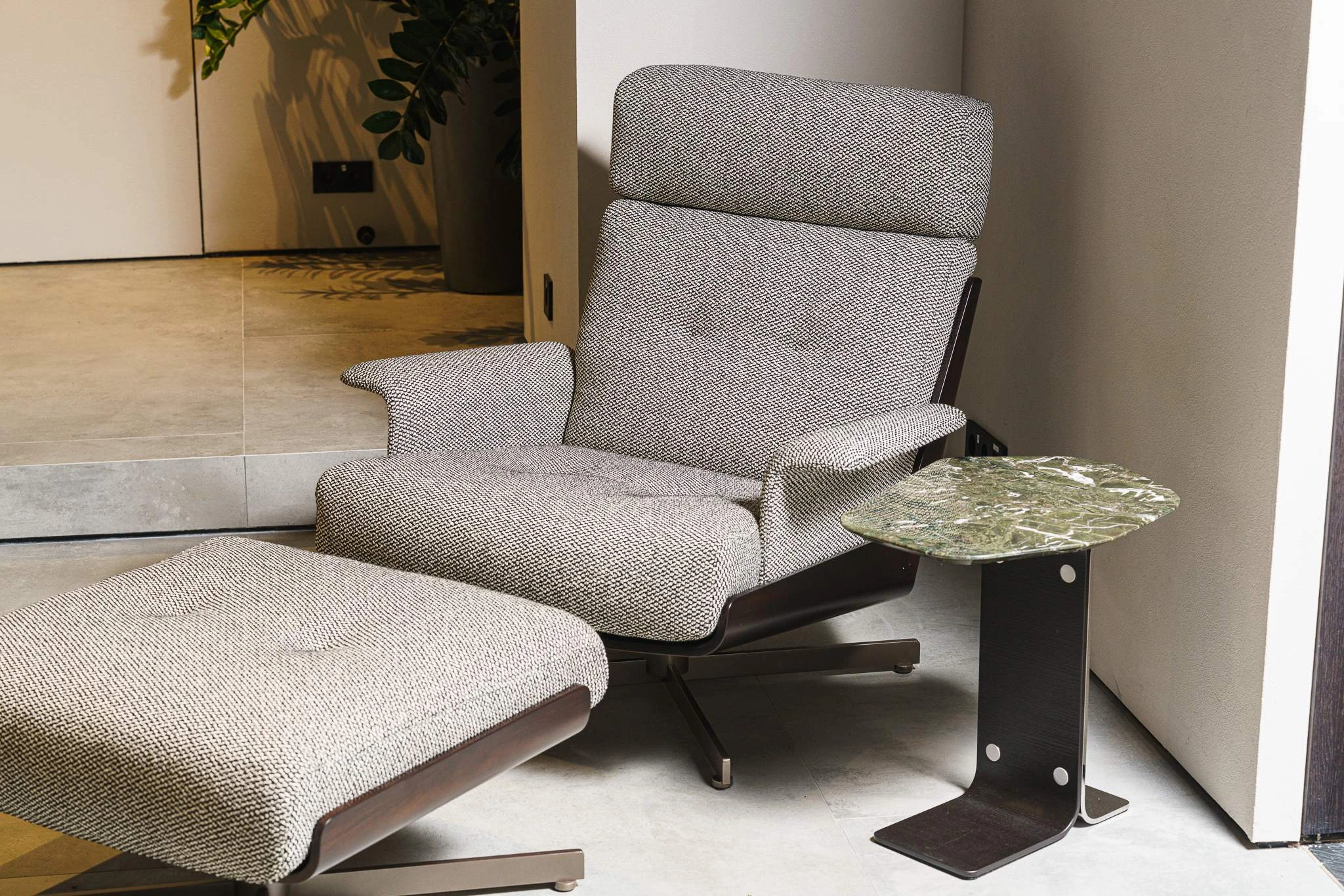 Кресло с пуфом Daiki Tibet Cenere — Minotti, кожа, фото 3