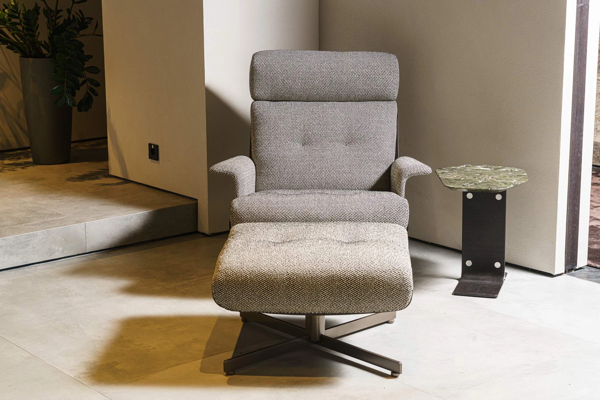 Кресло с пуфом Daiki Tibet Cenere — Minotti, кожа, фото 6