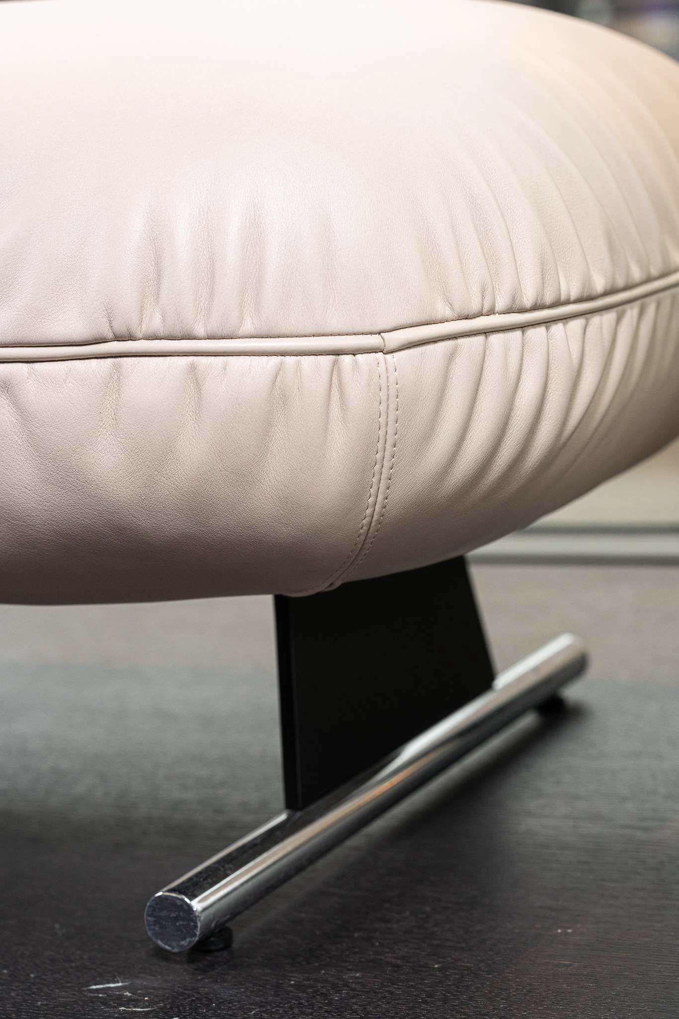Банкетка Libra Leather Carmel Avorio — Minotti, кожа, фото 3
