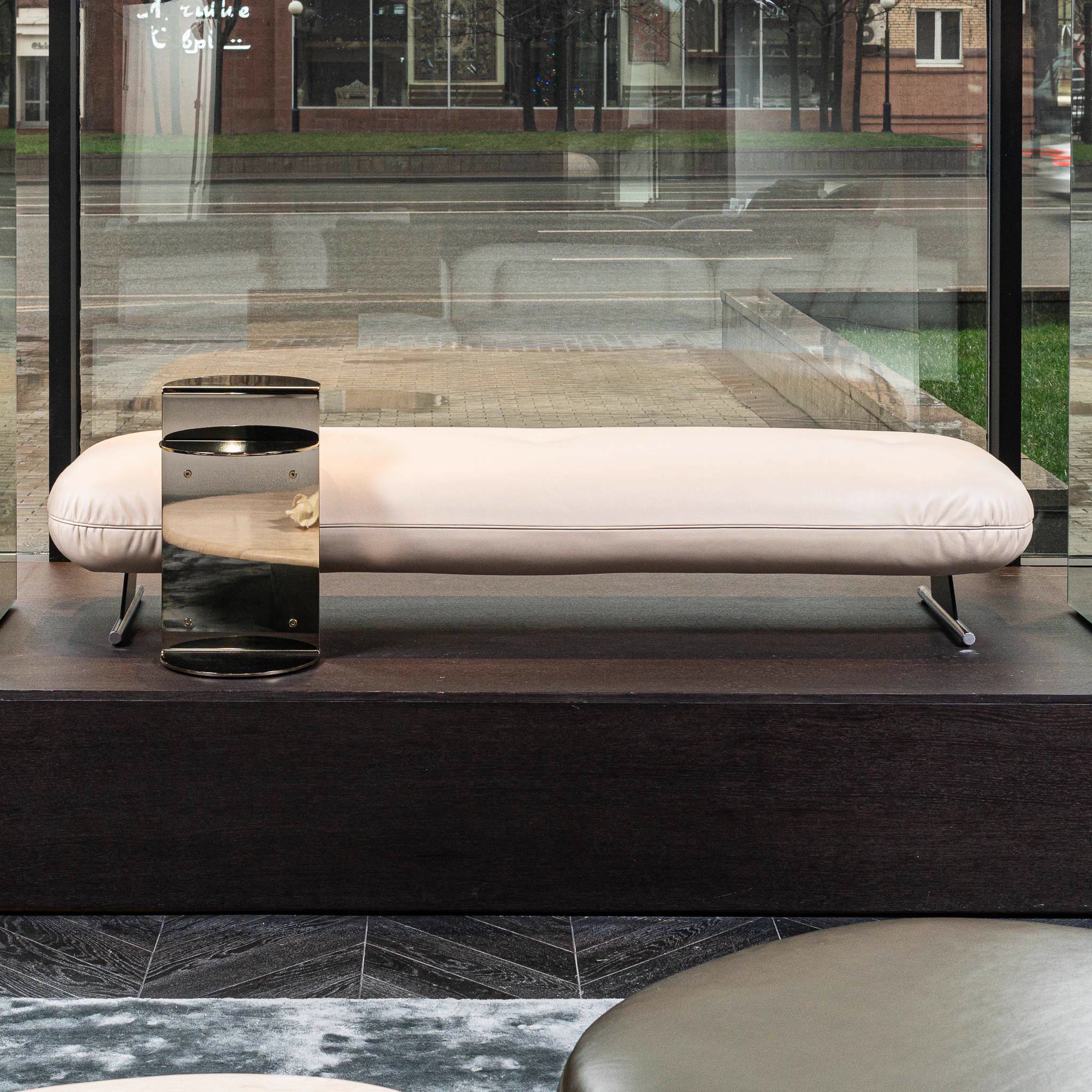 Банкетка Libra Leather Carmel Avorio — Minotti, кожа