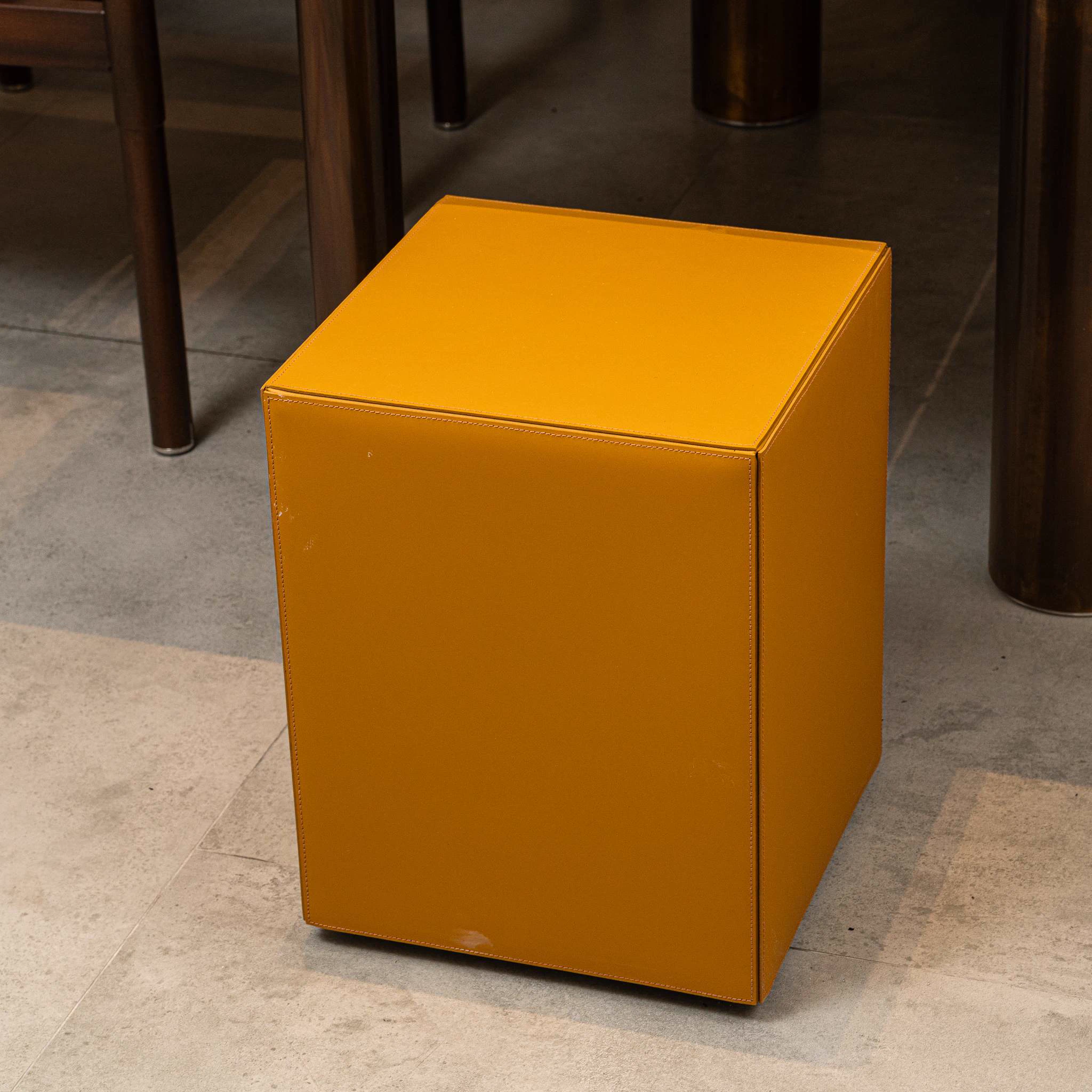 Пуф Solid "Saddle-Hide" Mustard — Minotti, кожа, фото 3