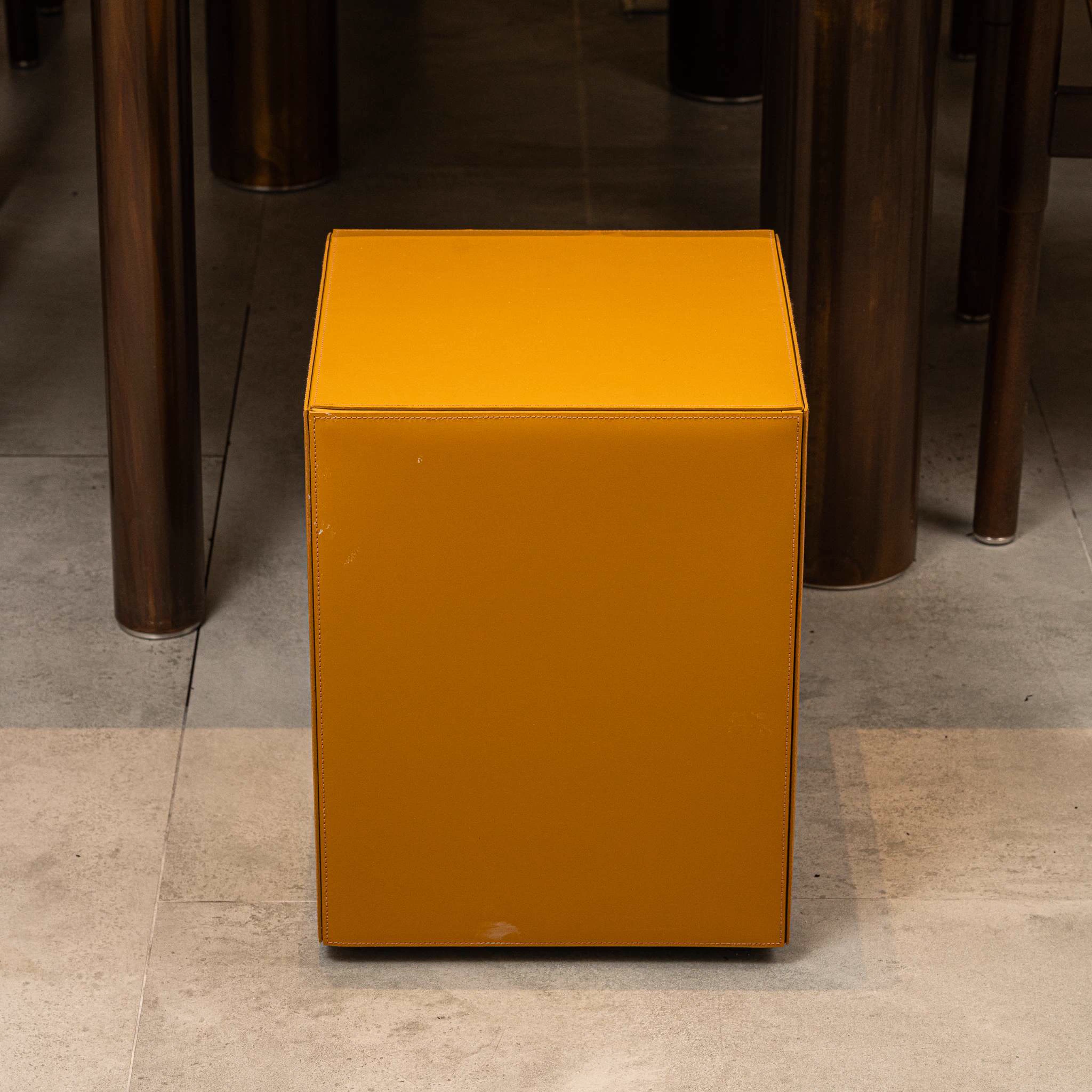 Пуф Solid "Saddle-Hide" Mustard — Minotti, кожа