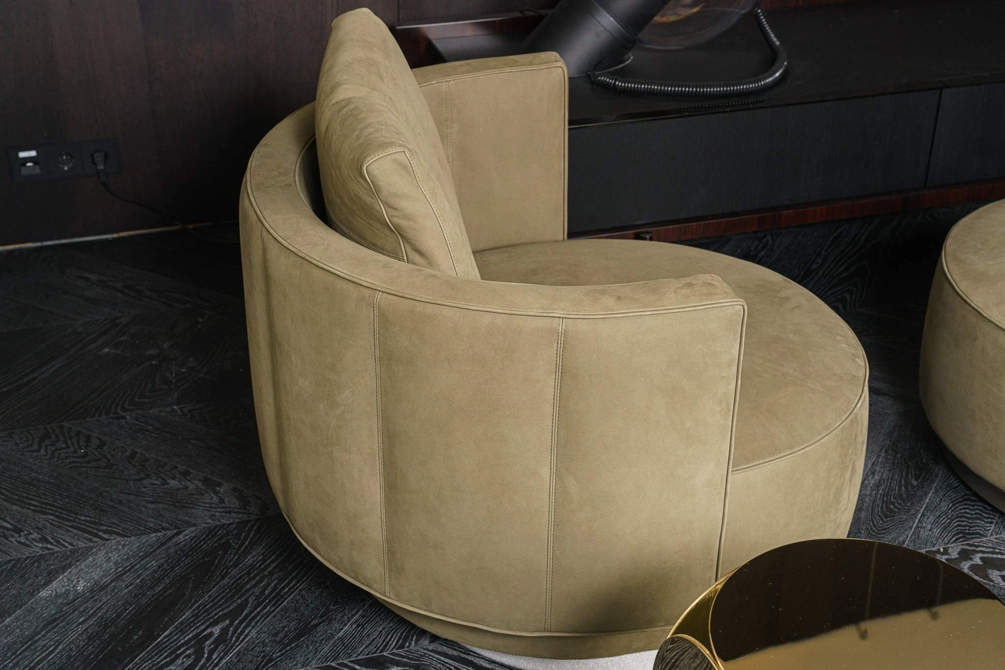 Кресло Torii Bold Swivel Oliva — Minotti, нубук, фото 3