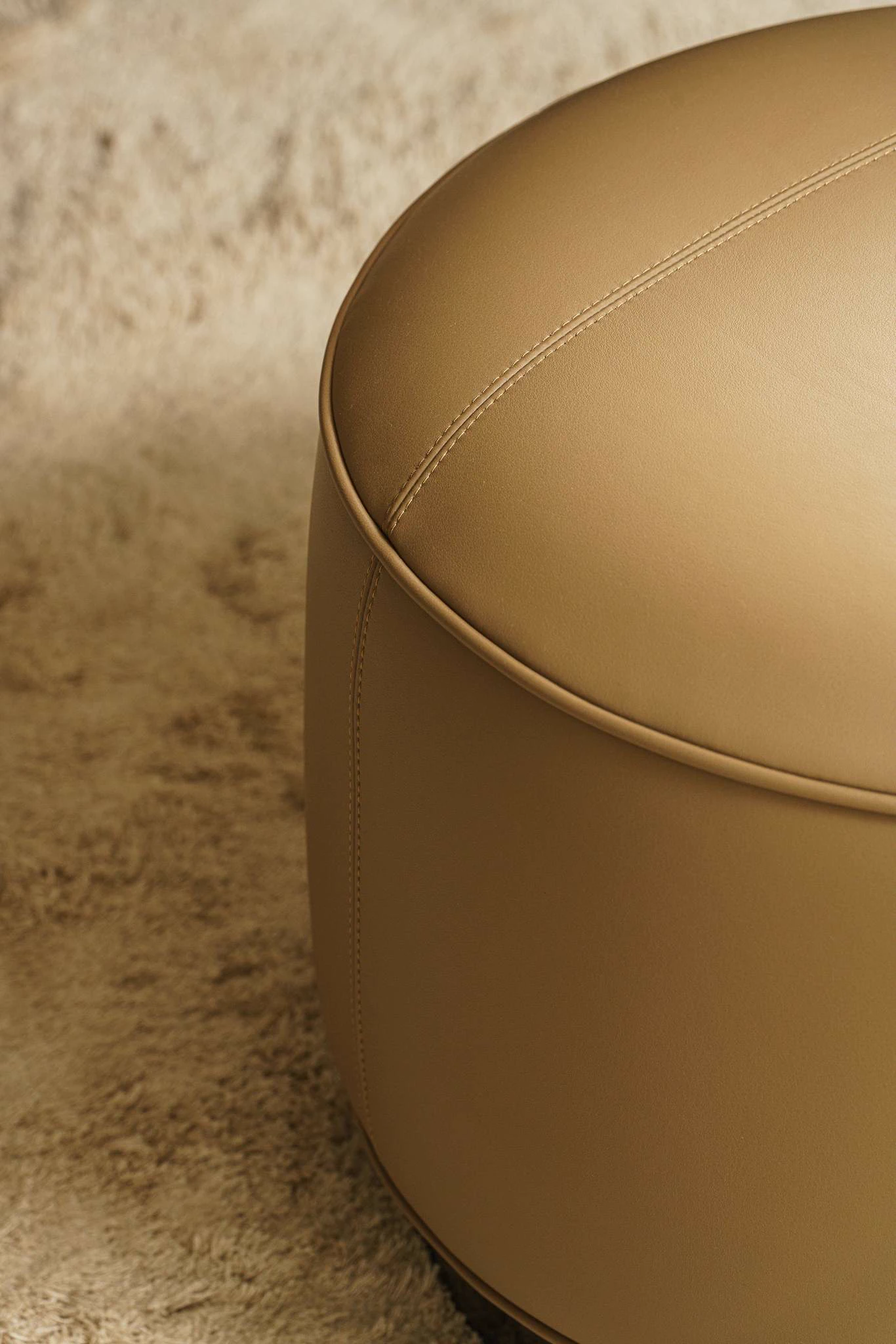 Пуф Yves Round boston leather 13 Deserto — Minotti, кожа, фото 5