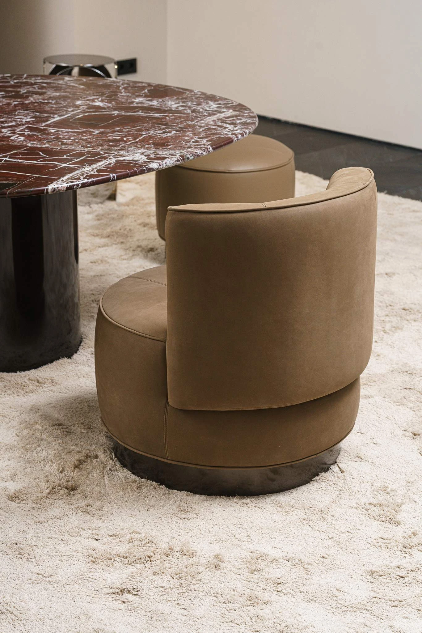 Кресло Yves Round Nabuk Fango — Minotti, кожа, фото 2