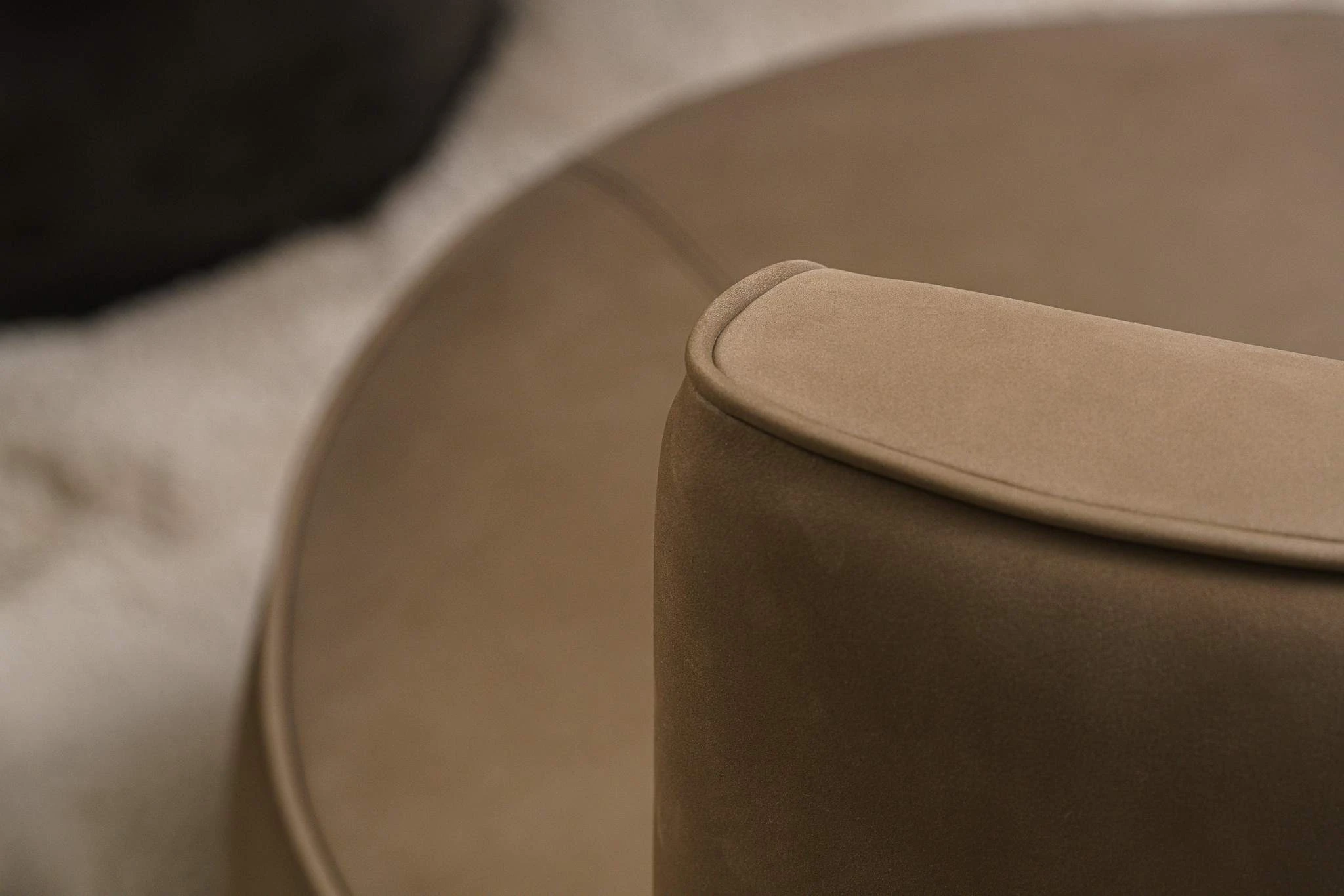 Кресло Yves Round Nabuk Fango — Minotti, кожа, фото 4