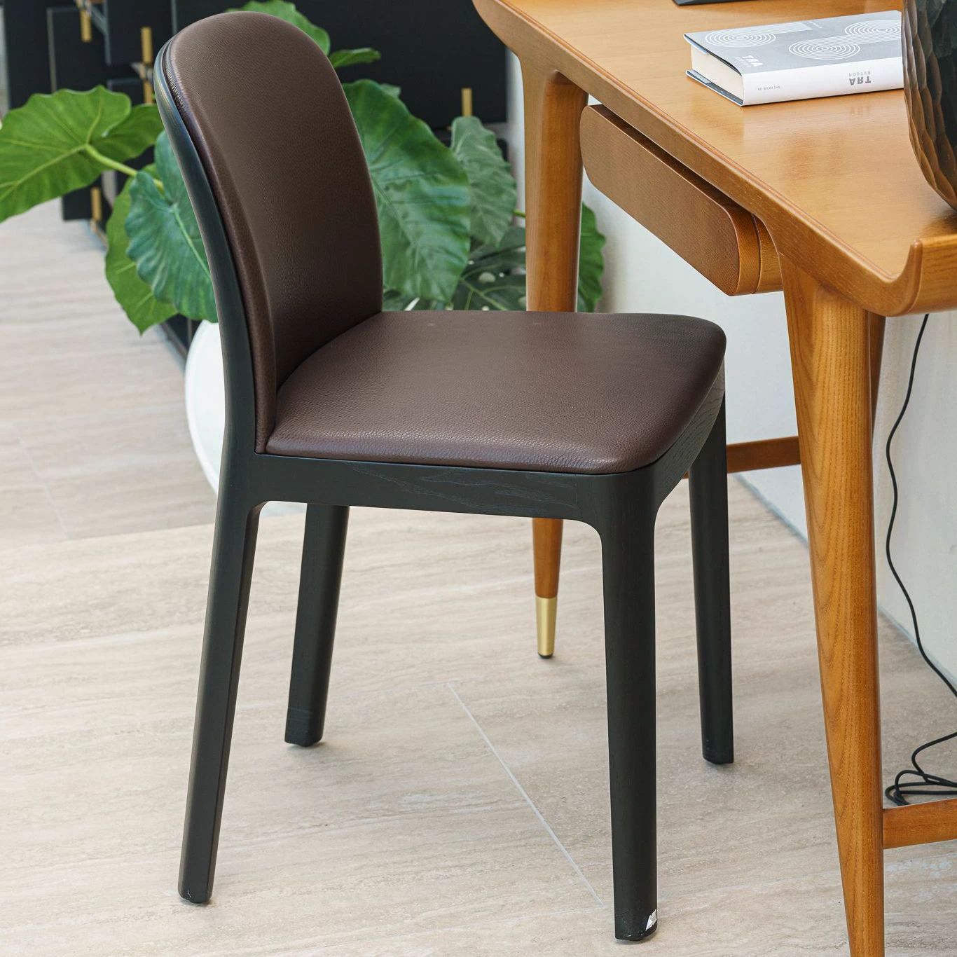 Каркас и наполнение: массив дерева. Современный дизайн Стул Tea 160 Unique / black oak — Molteni & C, кожа
