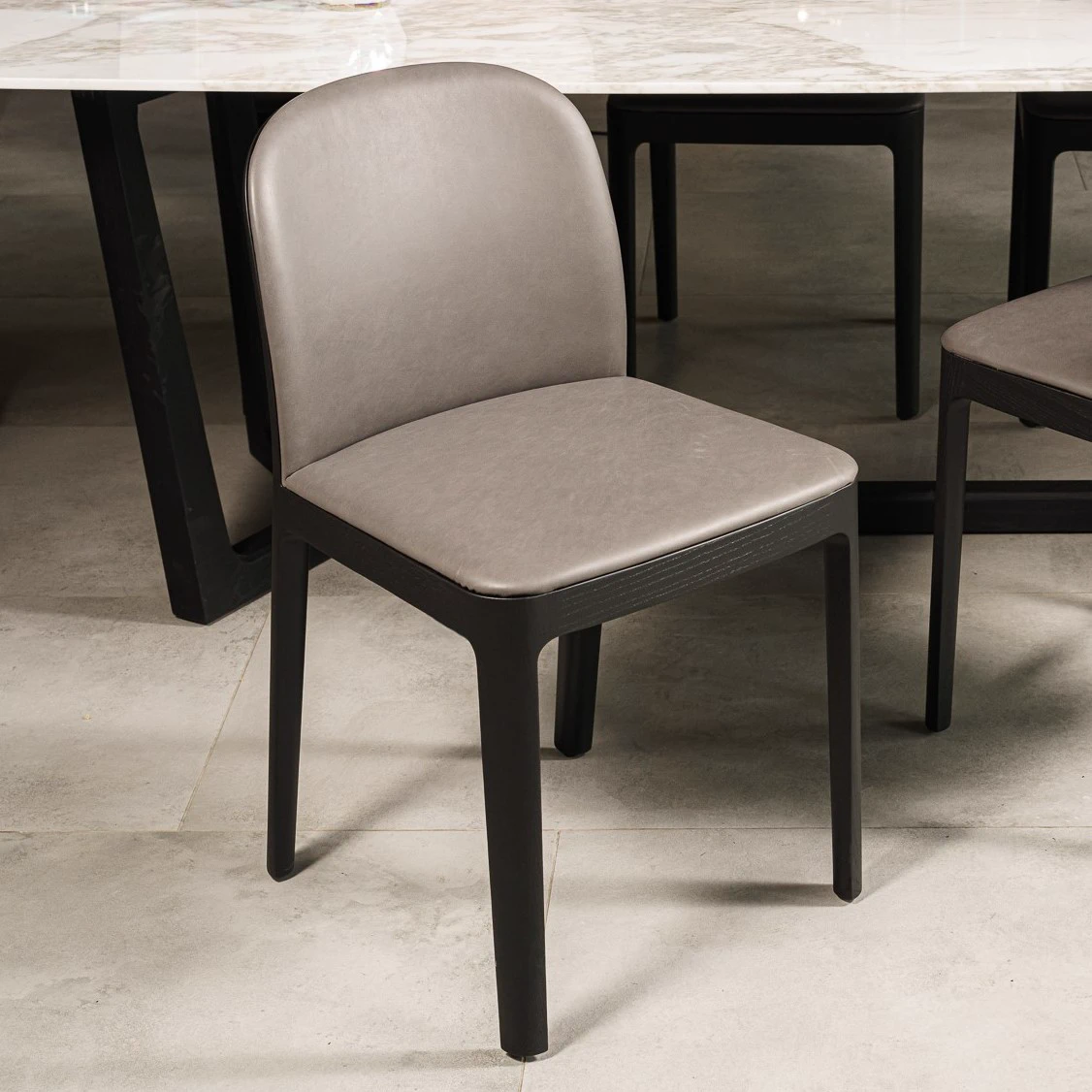 Каркас и наполнение: массив дерева. Современный дизайн Стул Tea Leather Siria 1291/oak black — Molteni & C, кожа