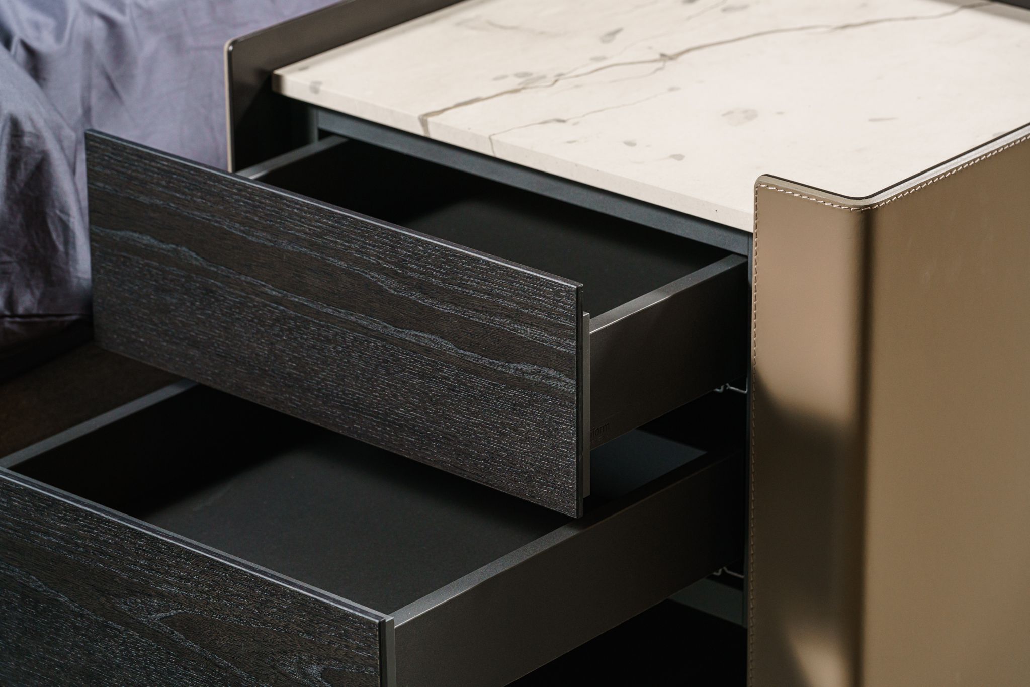 Прикроватная тумбочка Chloe Zecevo Marble — Poliform, кожа