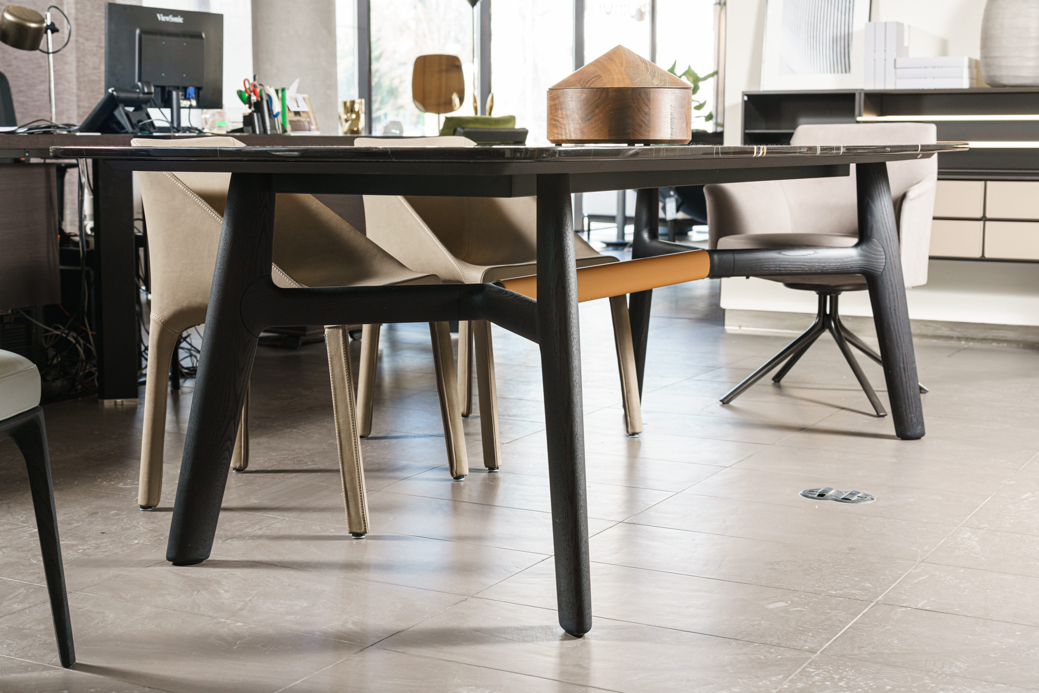 Стол Curve Sahara Noir — Poliform, кожа, фото 3
