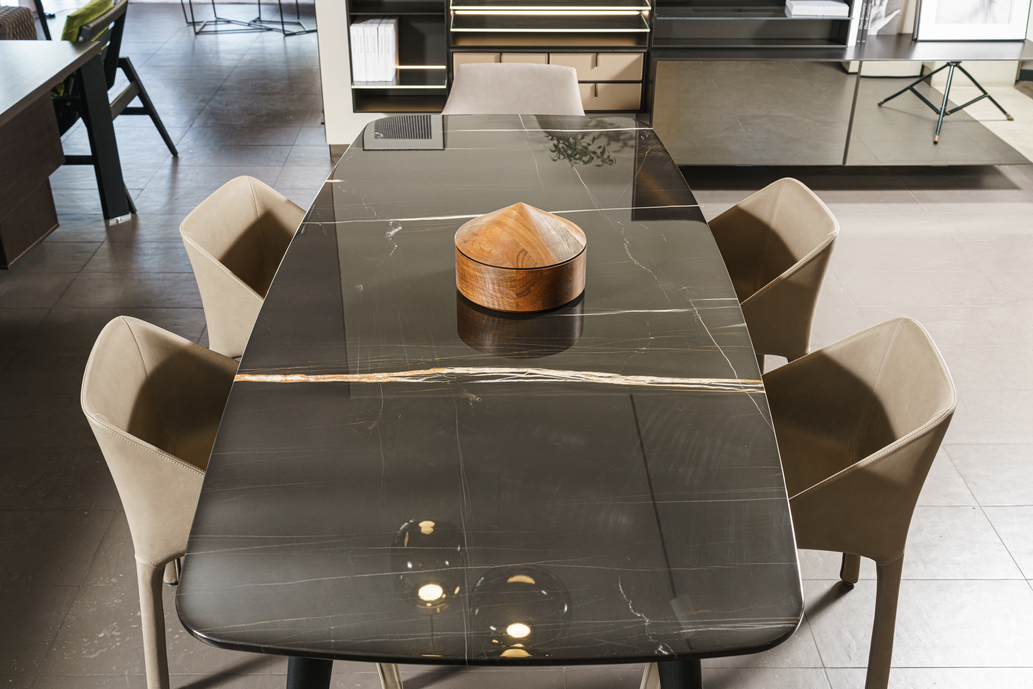 Стол Curve Sahara Noir — Poliform, кожа, фото 4
