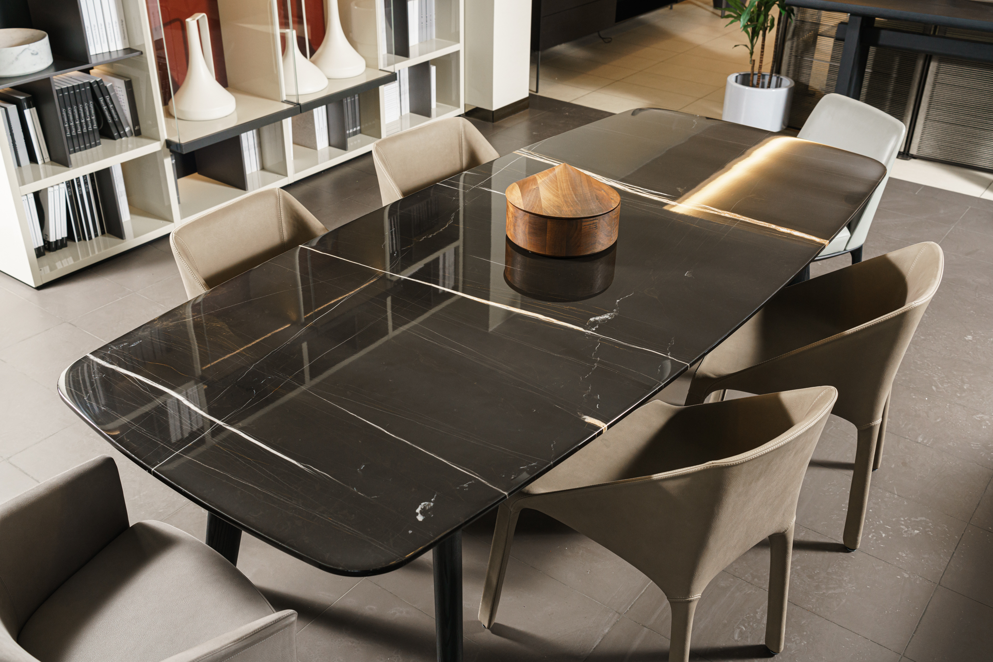 Стол Curve Sahara Noir — Poliform, кожа, фото 6