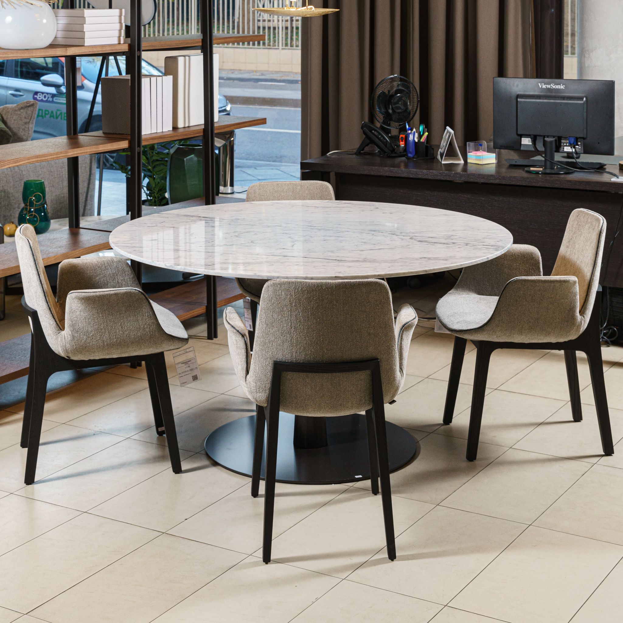 Стол Flute Carrara gloss 140 — Poliform, мрамор, фото 3