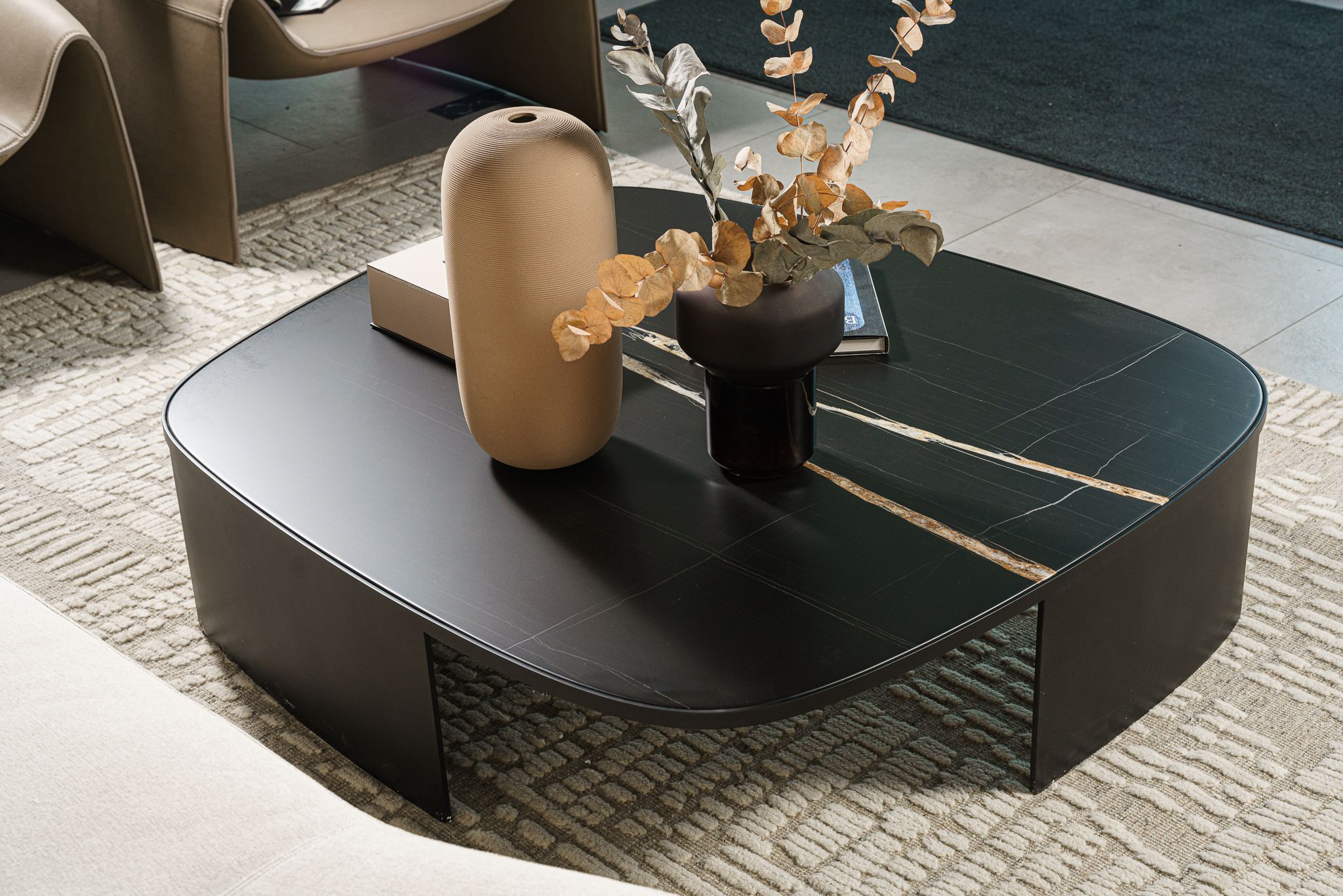 Журнальный столик Koishi 120 Sahara noir — Poliform, металл, фото 2