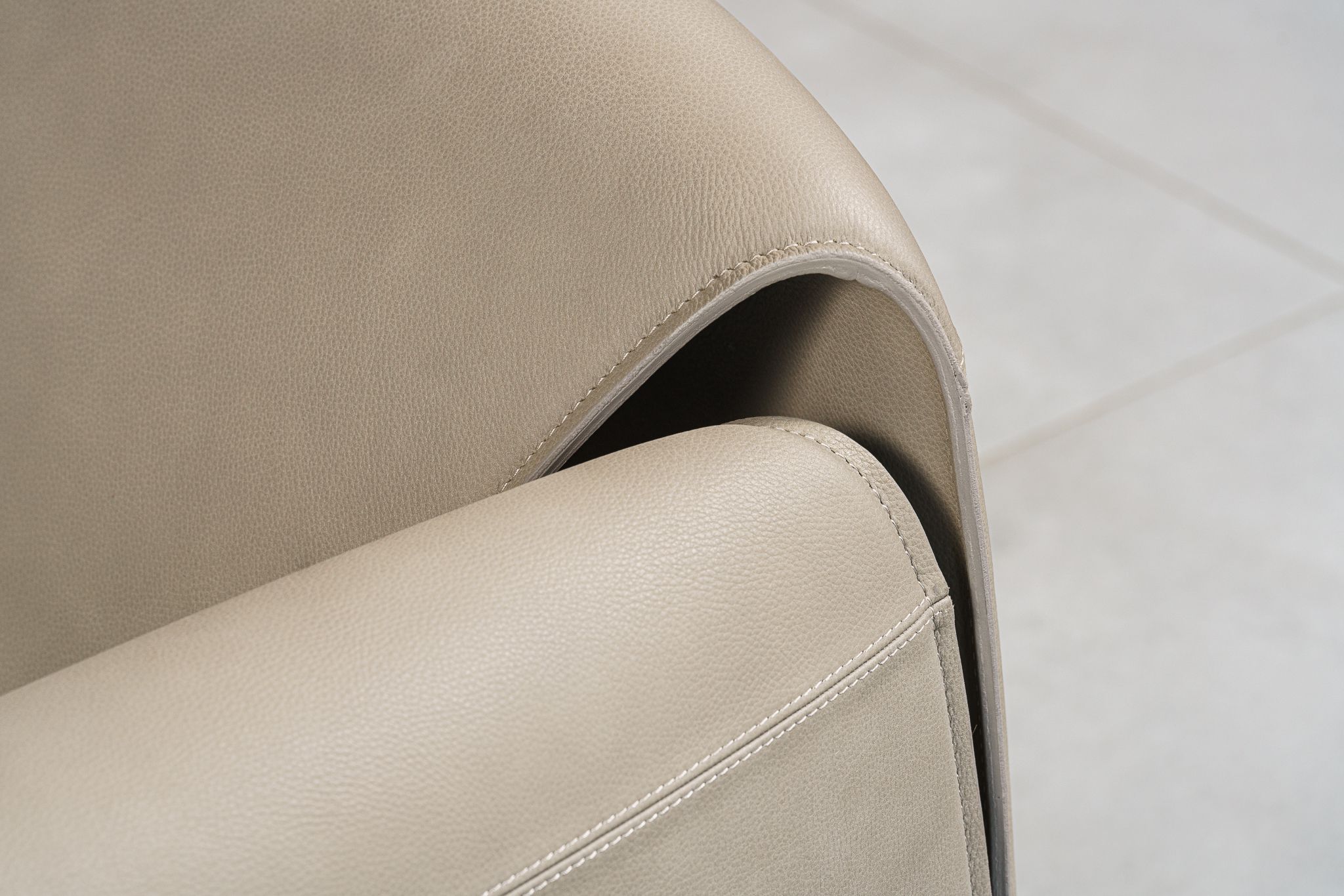 Кресло Le Club Silk Beige — Poliform, кожа, фото 6