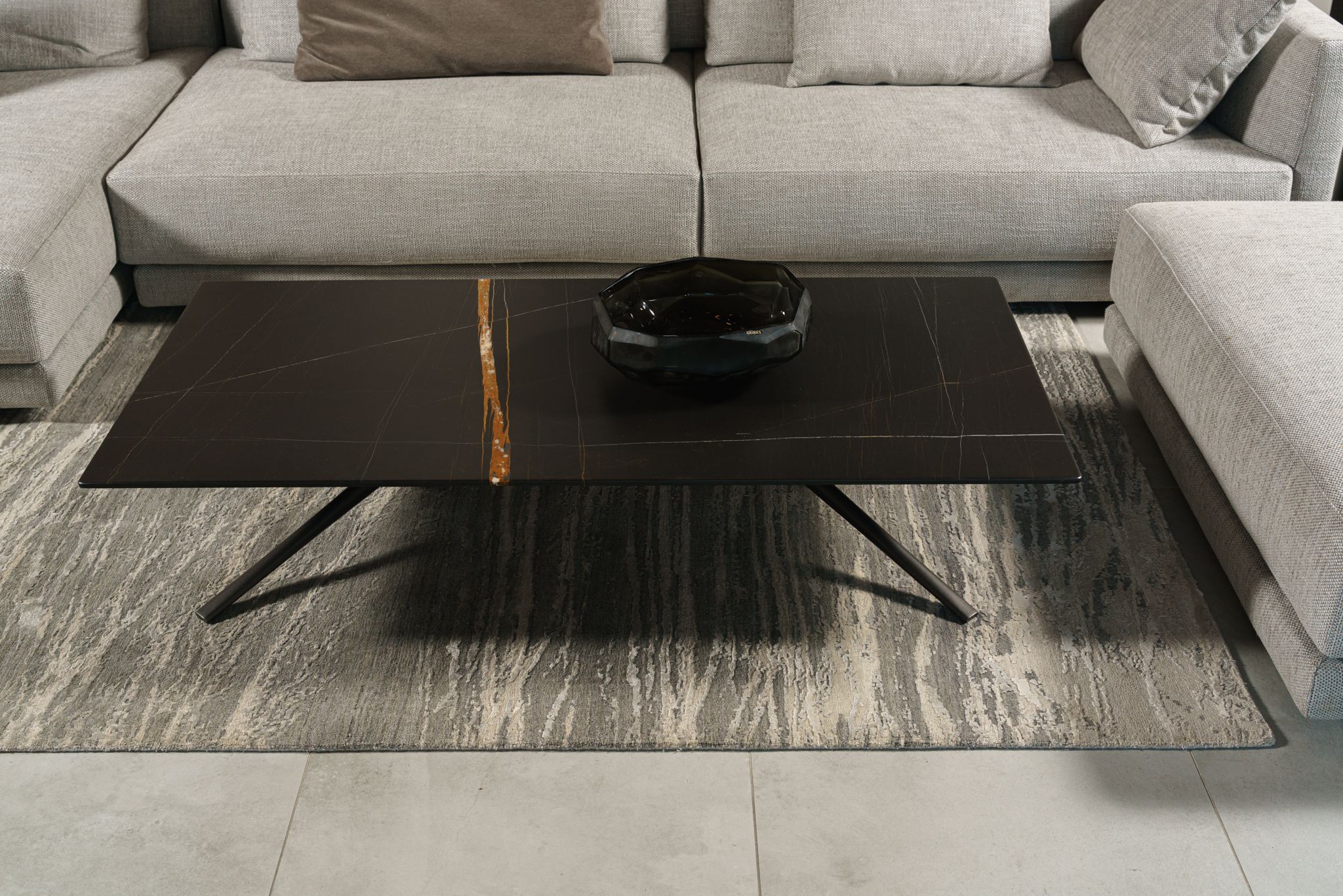 Журнальный столик Mondrian 140*70*29 Sahara Noir matt — Poliform, мрамор, фото 3