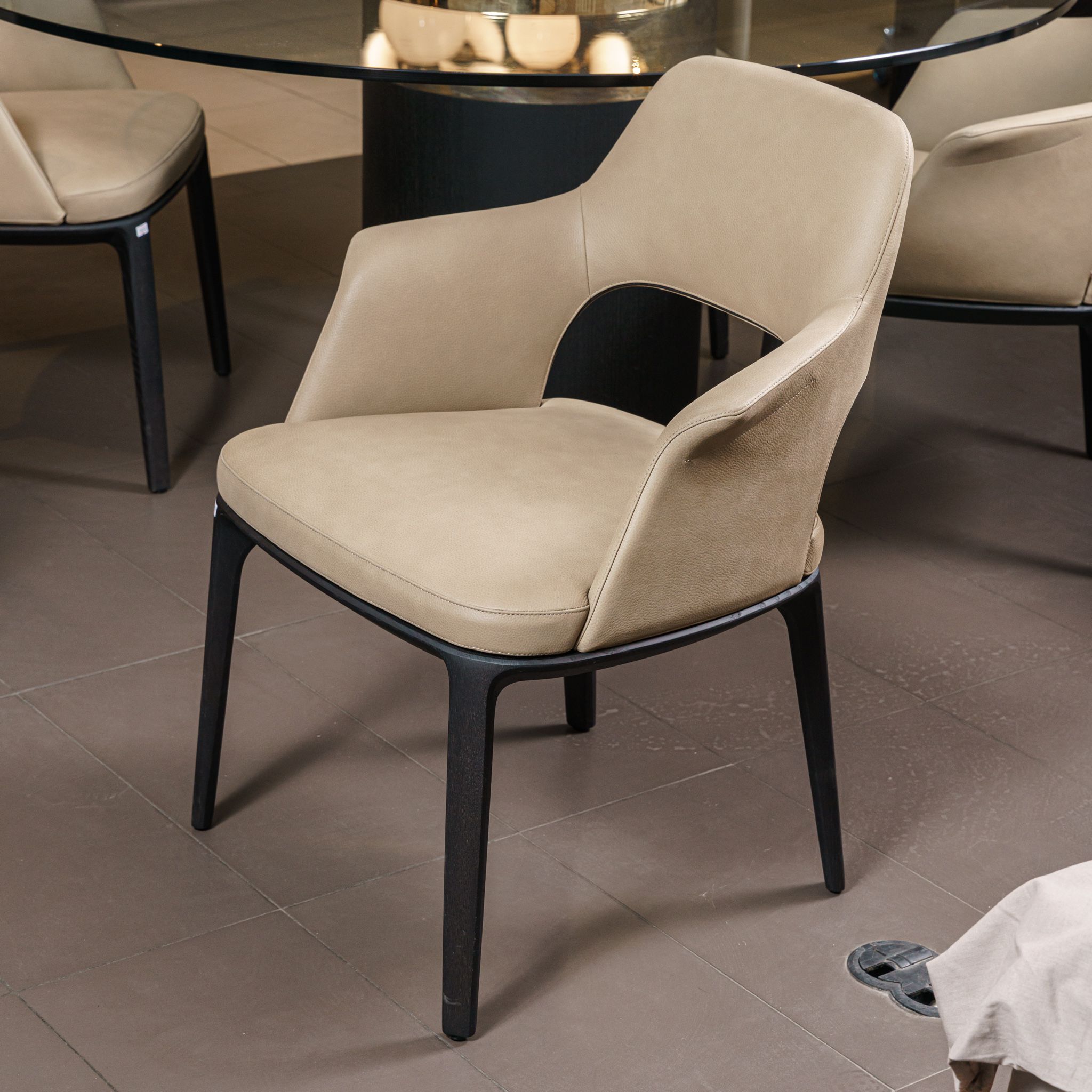 Стул Sophie Lite Silk Beige с подлокотниками — Poliform, нубук, фото 3